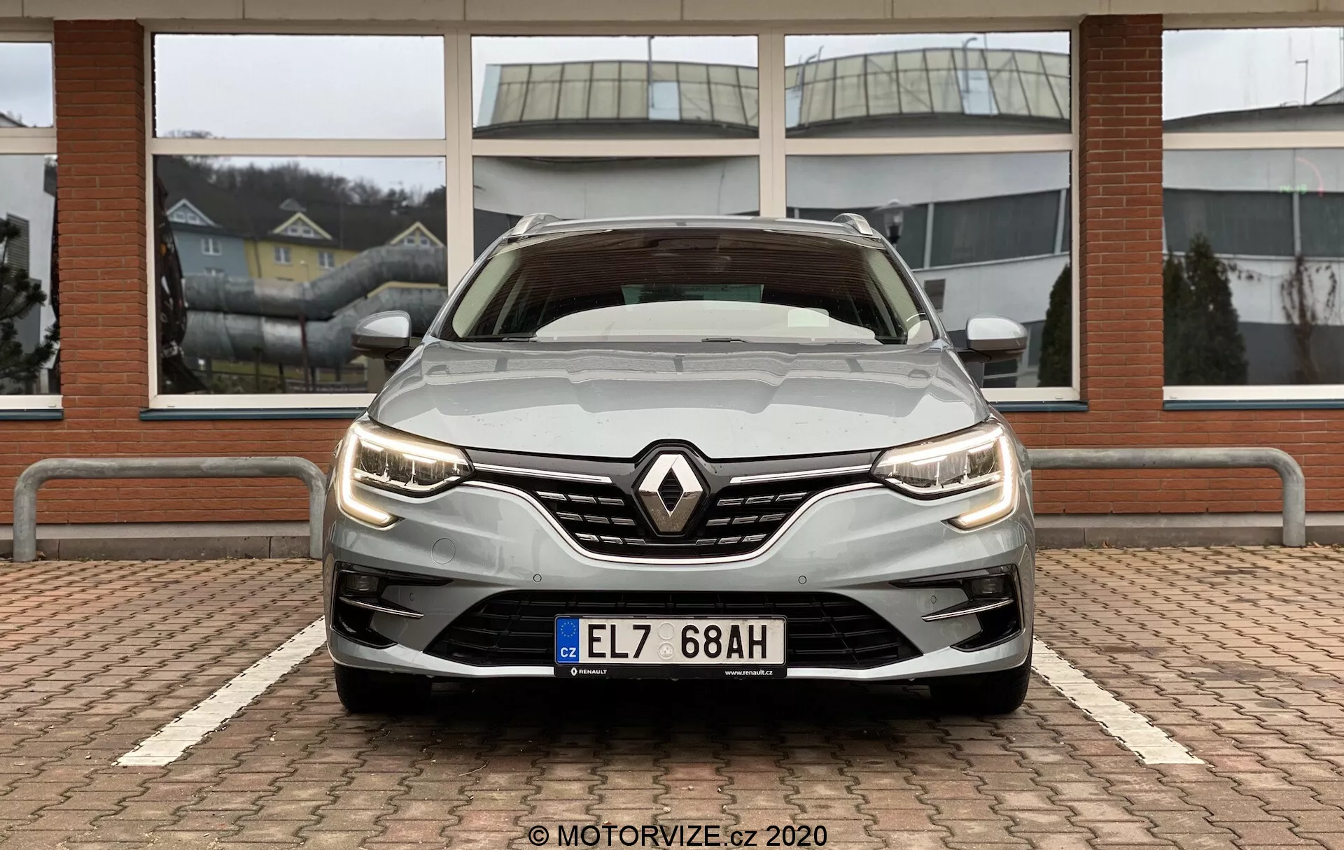 Električno vozilo Renault Megane E-Tech 2022 z elegantnim, modernim dizajnom, dinamičnimi LED žarometi, aerodinamičnimi krivuljami in prostorno, tehnološko napredno notranjostjo.