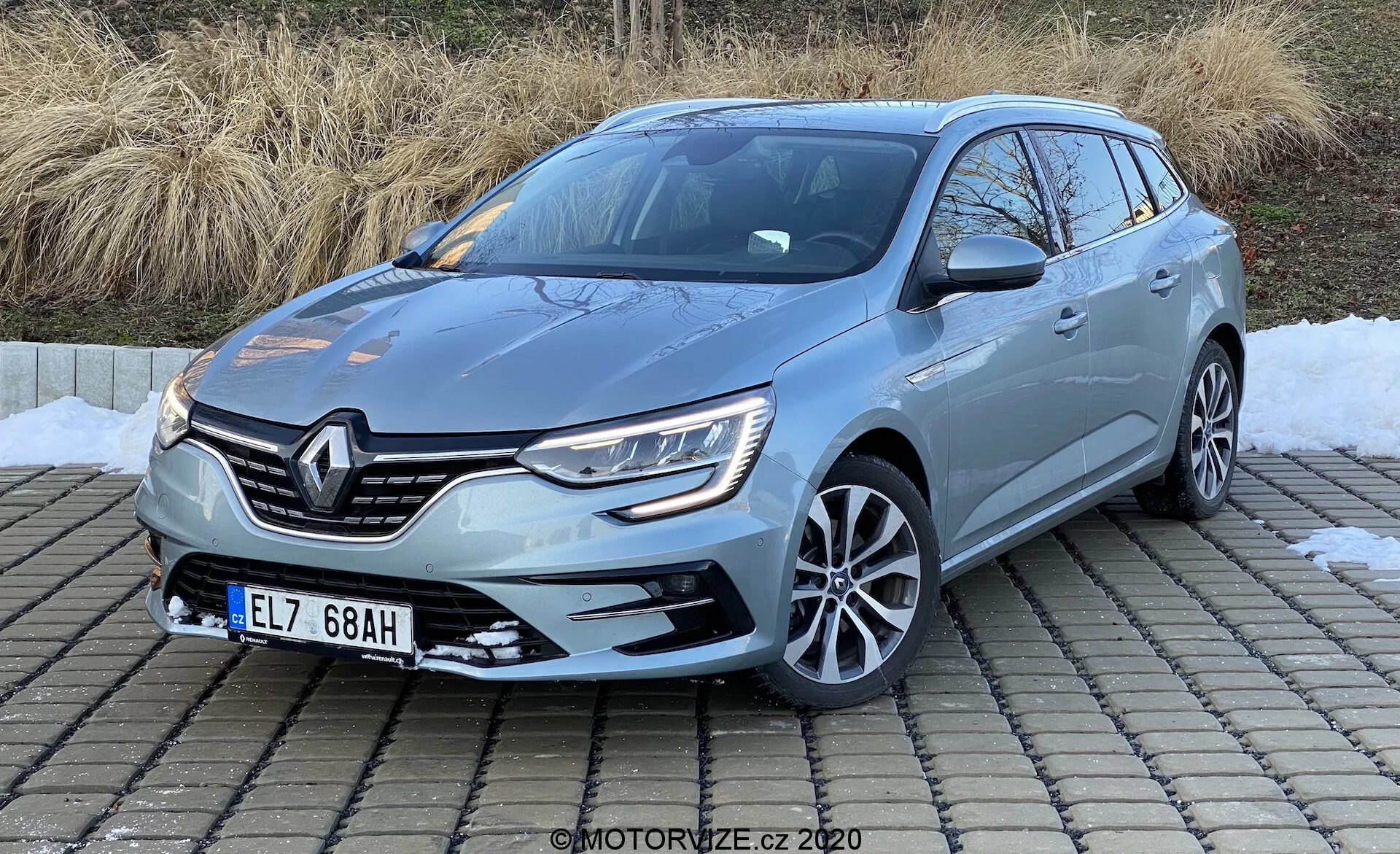 Renault Megane E-Tech 2022, eleganten električni hatchback z napredno tehnologijo, aerodinamično zasnovo, prostorno notranjostjo in najsodobnejšimi varnostnimi funkcijami