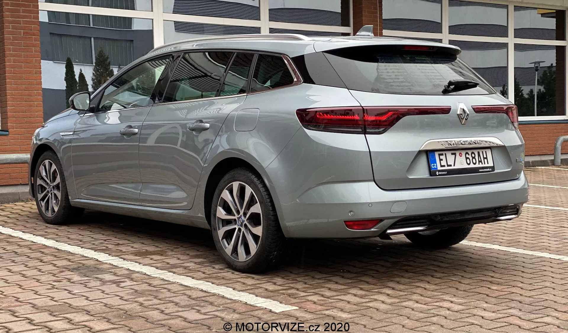 Eleganten Renault Megane E-Tech 2022 z napredno električno tehnologijo, elegantno obliko in najsodobnejšimi funkcijami