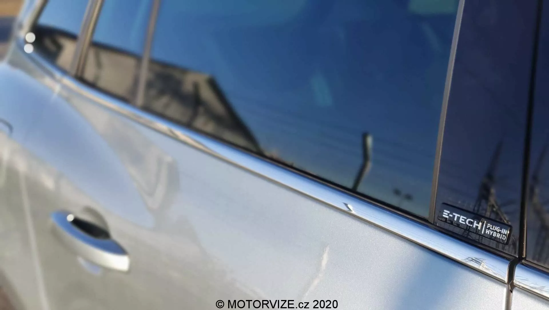 Renault Megane E-Tech 2022 s elegantno aerodinamični dizajn, sodobnimi LED žarometi, napredno tehnologijo električnih vozil, prostorno in visokotehnološko notranjostjo z digitalnim kokpitom ter najsodobnejšimi varnostnimi funkcijami.