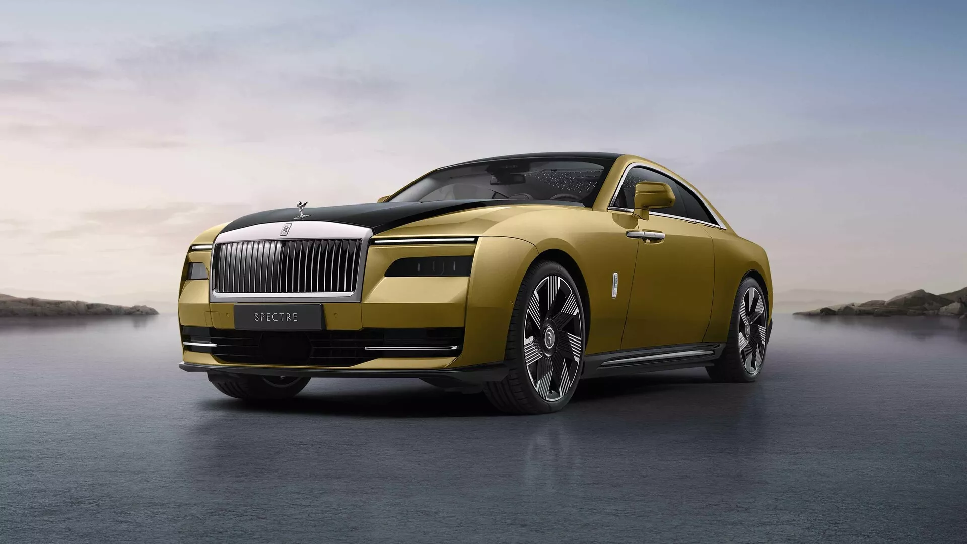 Luksuzni kupe Rolls-Royce Spectre 2023 z razstavljenim prednjim žarom, elegantnim dizajnom pokrova in stranskim profilom z izrazitim emblemom in napredno razsvetljavo