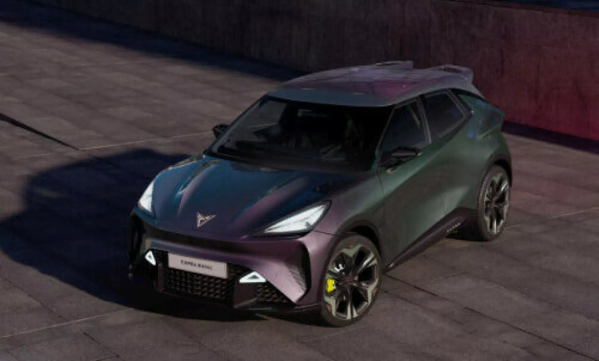 Škoda Enyaq iV 2021 v zunanjem okolju, prikazuje prednjo masko, LED žaromete, aerodinamičen pokrov, lita platišča in elegantno linijo strehe, poudarjajoč sodobno oblikovanje in tehnološke značilnosti