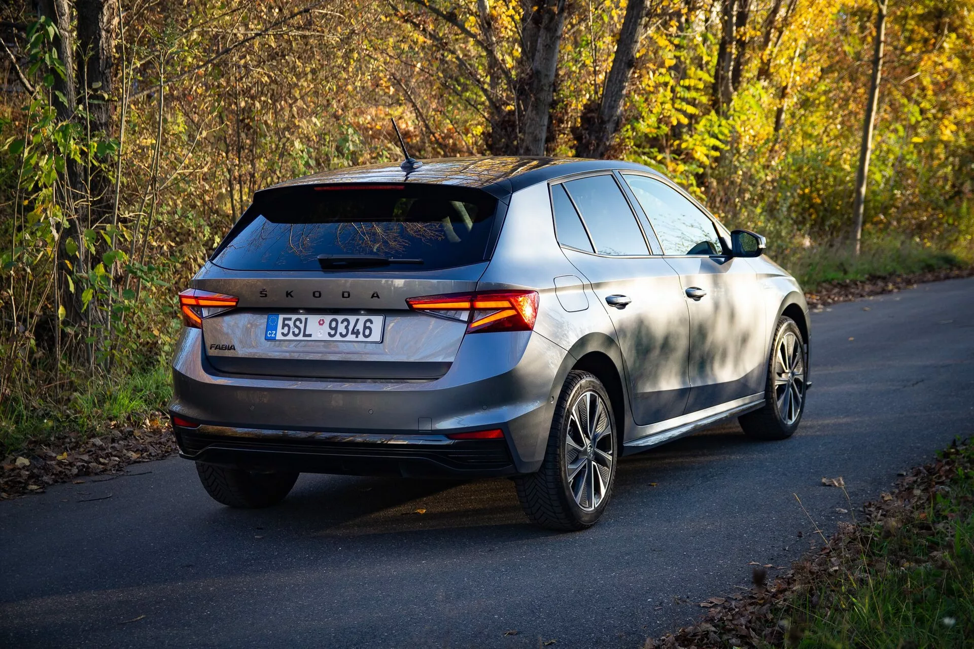 Škoda Fabia 2021 ima eleganten in moderen dizajn z aerodinamičnimi linijami, prostorno notranjostjo, naprednim infotainment sistemom in učinkovit motor, ki zagotavlja dinamično vozno izkušnjo.