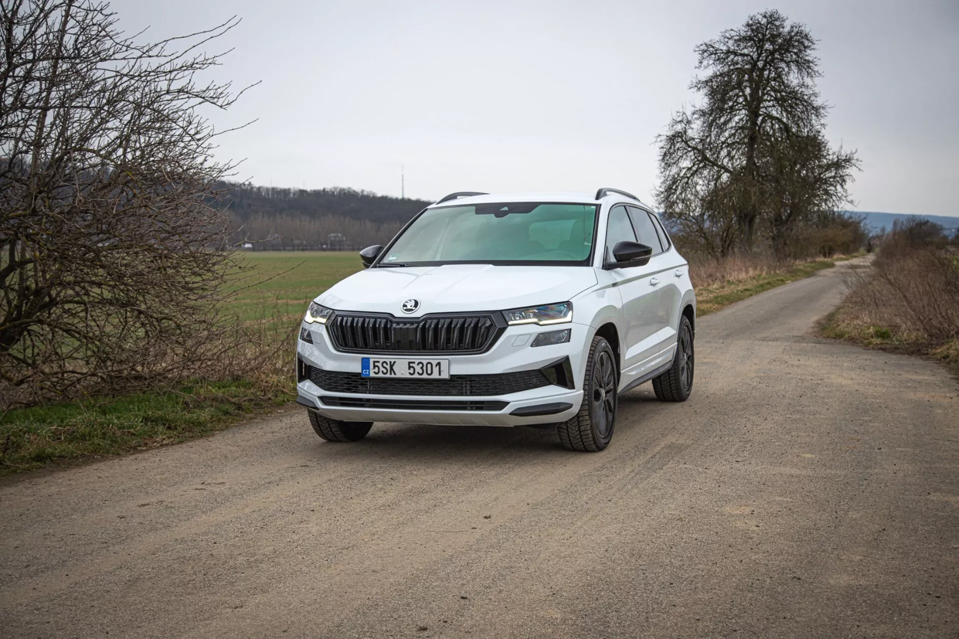 SUV Skoda Karoq 2021 v dinamičnem zunanjem okolju, ki poudarja elegantno oblikovanje in napredne funkcije