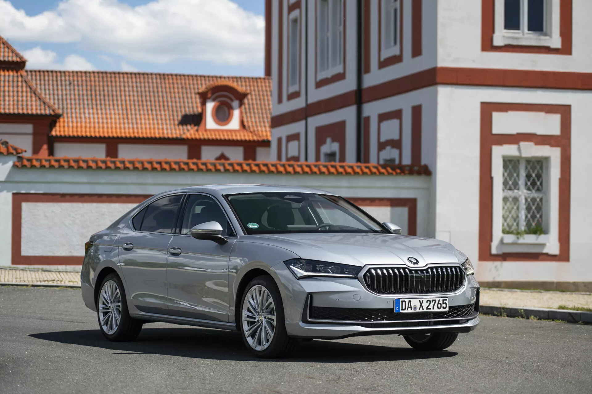 Škoda Superb Limousine 2024, eleganten in luksuzen limuzin z modernim dizajnom, ostrimi linijami in napredno tehnologijo.