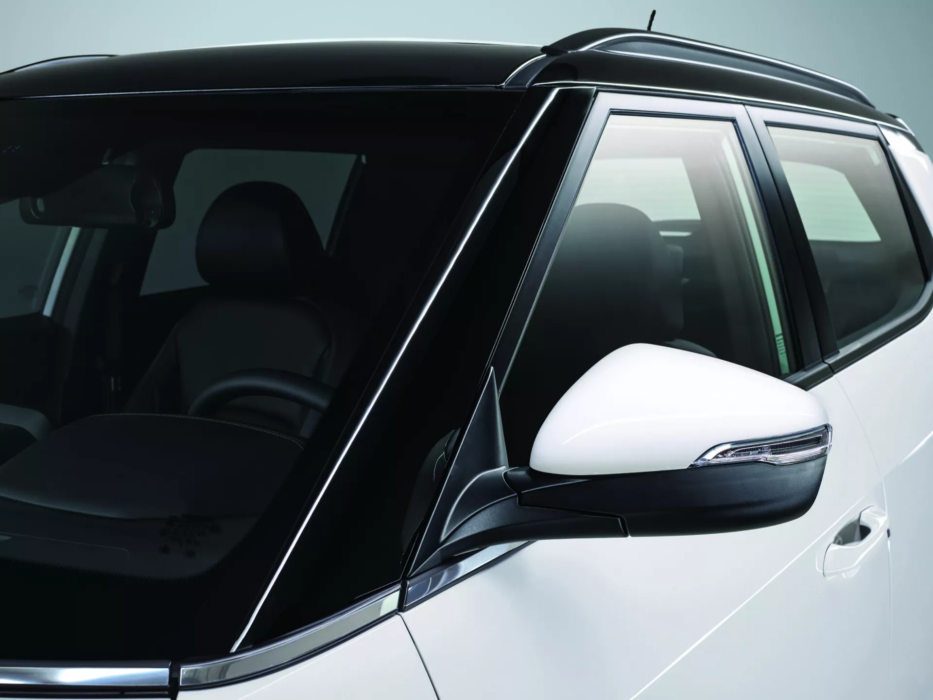 SsangYong Tivoli 2024 prva generacija drugi facelift: Dinamičen in eleganten SUV z modernimi oblikovalskimi elementi, naprednimi varnostnimi tehnologijami in izboljšano udobnostjo.