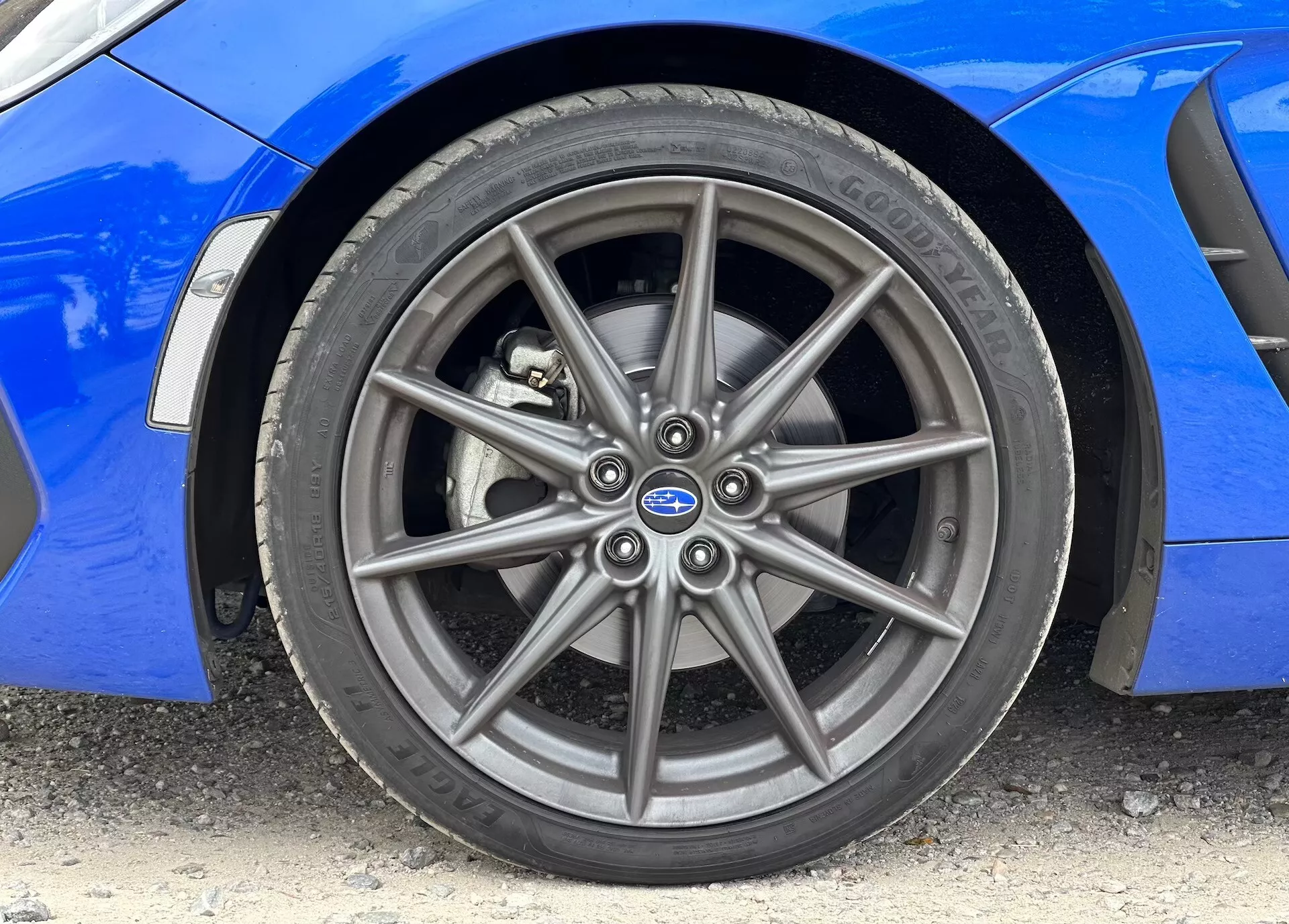 Podroben prikaz prednjega lita kolesa in pnevmatike Continental Subaru BRZ 2023 z vidnim živahnim modrim karoserijem