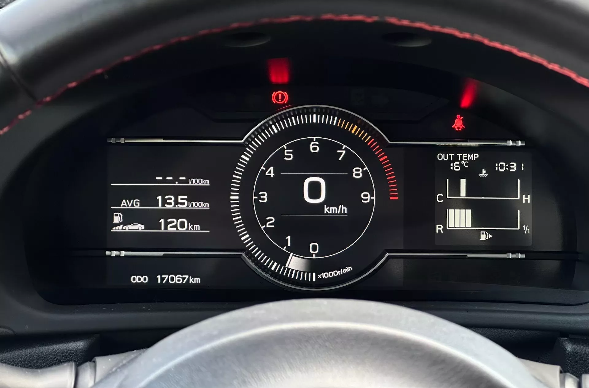 Podroben pogled na instrumentno ploščo Subaru BRZ 2023 s poudarkom na hitrostomeru in drugih merilnikih iz perspektive voznika, z volanom s šivi v rdeči barvi, kombinacijo digitalnih in analognih merilnikov ter tehnološkimi kazalci, kot so učinkovitost goriva, temperatura in odčitki števca prevoženih kilometrov.