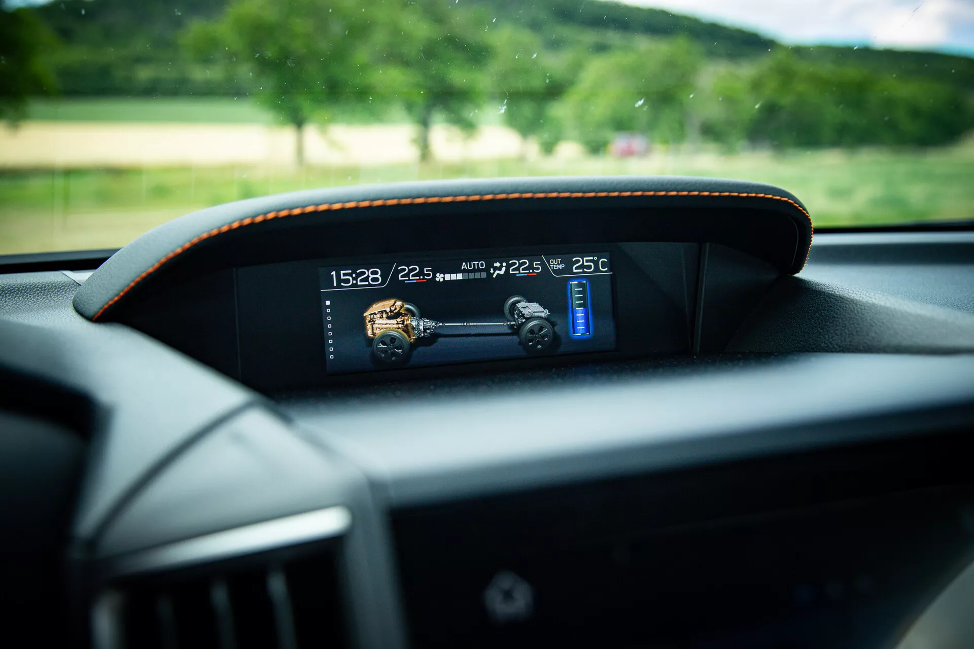 Pogled od blizu na sodobno digitalno armaturno ploščo v Subaru XV 2021, ki prikazuje indikatorje časa, temperature in hitrosti s subtilnim kontrastnim šivom okoli okvirja, vzeto iz perspektive voznikovega sedeža