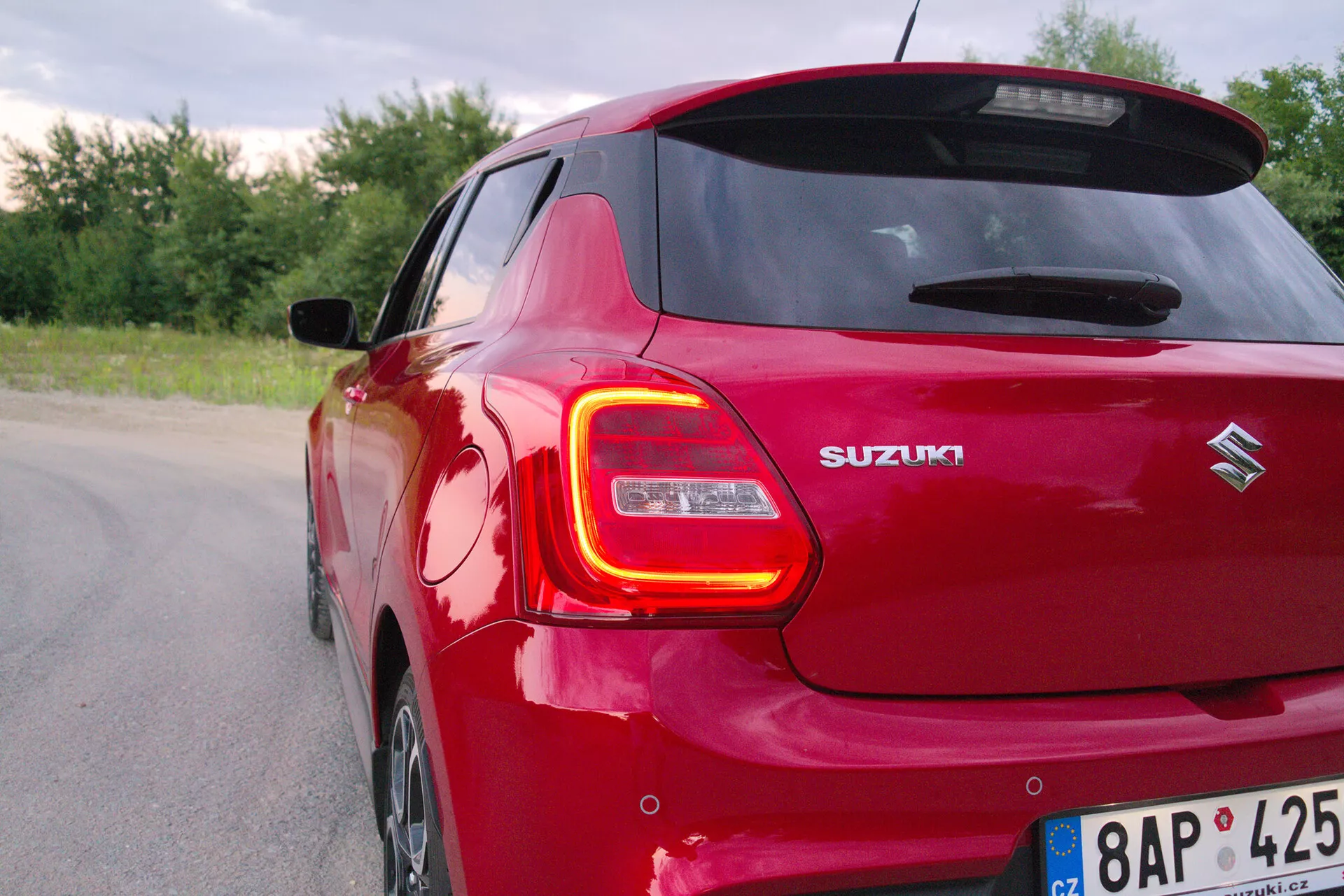 Suzuki Swift Sport 2017 - Eleganten, kompakten športni hatchback z aerodinamičnimi obrisi, robustno sprednjo masko, LED žarometi in dinamičnimi litimi platišči, zasnovan za močne zmogljivosti in agilno vožnjo.