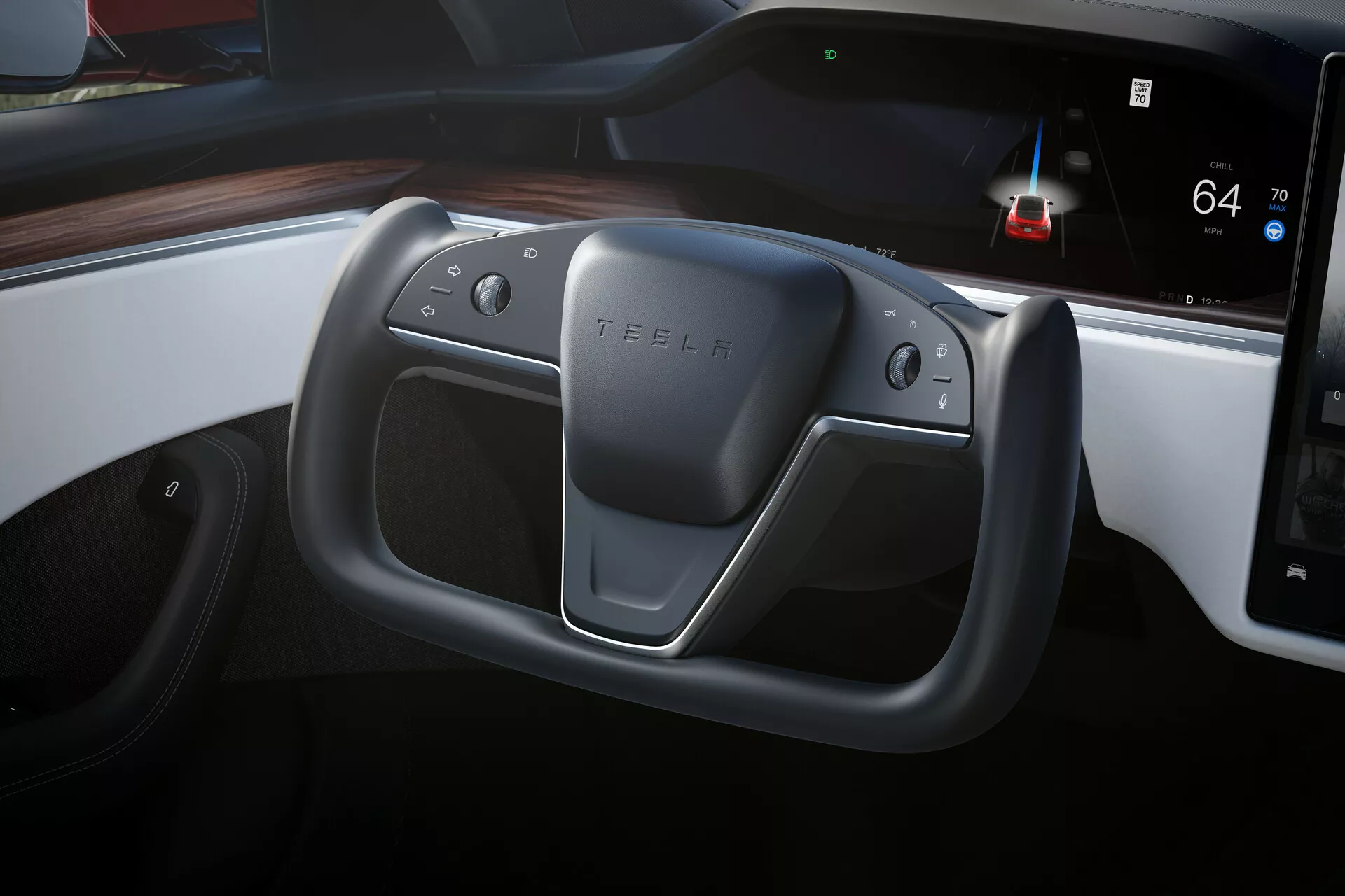 Povečava notranjosti Tesle Model S 2016 (1. generacija facelift) iz voznikovega sedeža, poudarjajoč nenavaden pravokoten volan z logotipom TESLA in nadzorom ter armaturno ploščo z vodoravnim digitalnim instrumentnim gručam in večjim zaslonom na dotik z navigacijsko mapo. Elegantna minimalna armaturna plošča je poudarjena z lesenim trimom v kontrastu z temno visokotehnološko notranjostjo.