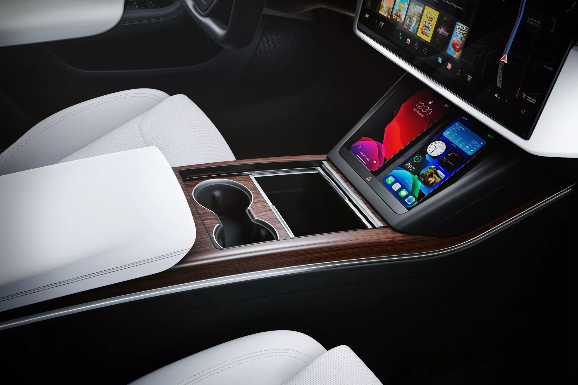Od blizu posnet notranji pogled iz visokega kota na Tesla Model S 2016 (1. generacija-facelift), osredotočen na elegantno sredinsko konzolo z sijočimi in mat površinami, lesenimi obrobami, dvema držaloma za pijačo, majhnim predalom za shranjevanje in velikim, navpično orientiranim zaslonom na dotik z barvnimi grafikami za nadzor vozila in informativno-zabavnega sistema. Slika prikazuje tudi del belih, oblikovanih sprednjih sedežev, kar poudarja tako udobje kot luksuz.