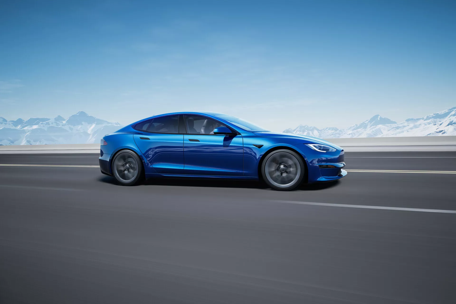 Slika prikazuje stranski profil svetlo modre limuzine Tesla Model S letnik 2016 (prva generacija, prenova) na gladki asfaltni cesti s snežno gorsko verigo v ozadju, kar nakazuje na hladno ali alpsko okolje. Kot posnetka ima rahlo pristranski pogled nazaj, kar poudarja dolžino in oblikovne črte vozila, z vidnimi deli, vključno s sprednjim blatnikom, pokrovom motorja, vetrobranskim steklom, streho, vrati, zadnjim četrtinskim panelom in prtljažnikom ter stranskimi ogledali. Aerodinamična zasnova vključuje gladke krivulje, elegantne linije, stilizirana lita platišča in nizkoprofilne pnevmatike, kar nakazuje model, usmerjen v zmogljivost. Nizek kot posnetka daje dinamičen, močan videz, ki vzbuja občutek hitrosti ali gibanja, čeprav je vozilo na fotografiji nepremično. Čist dizajn vozila, vključno s kljukami vrat, ki so poravnane s karoserijo, nakazuje napredne sisteme vstopa, kot je brezkljičšni vstop ali občutljive kljuke na dotik. Okna so zaprta in ni neposrednega pogleda na notranjo tehnologijo. Vozilo je posneto v popolni ostrini z zamegljenim ozadjem, kar gledalcu nakazuje gibanje in hitrost. Fotografija se zdi profesionalno posneta, verjetno za promocijske namene, glede na sestavo in odsotnost motečih elementov, idealno prikazuje obliko in barvo vozila.