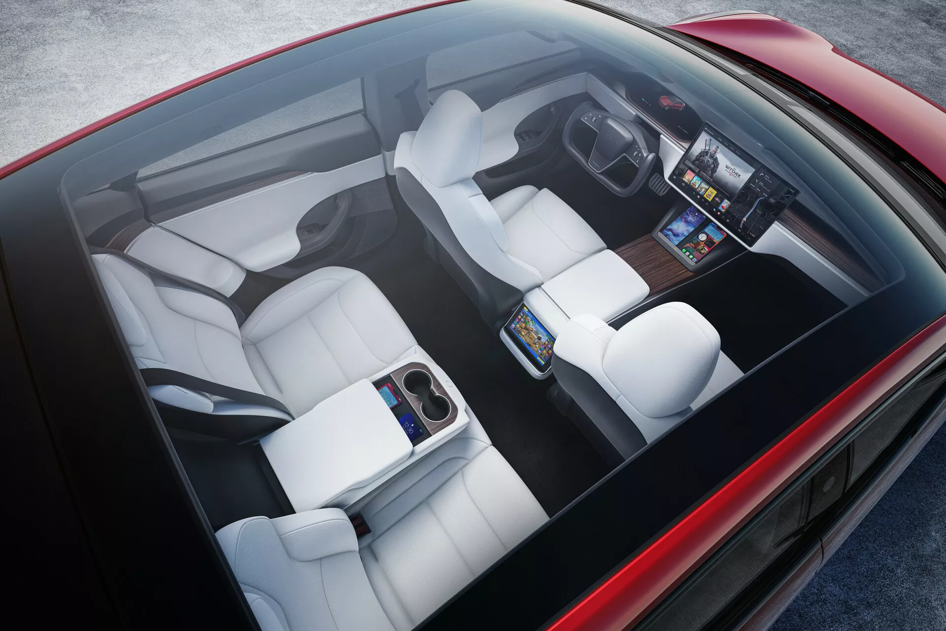 Pogled z vrha na notranjost Tesla Model S 2016 (1. generacija, prenovljena). Notranjost vključuje bele oblazinjene sedeže z individualnimi obrisi, osrednji velik zaslon na dotik na sprednji armaturni plošči, digitalno instrumentno ploščo, minimalistično sredinsko konzolo in zložljiv naslon za roke v zadnjem delu. Prikazuje napredno tehnologijo, ergonomsko zasnovo in sodoben luksuz.
