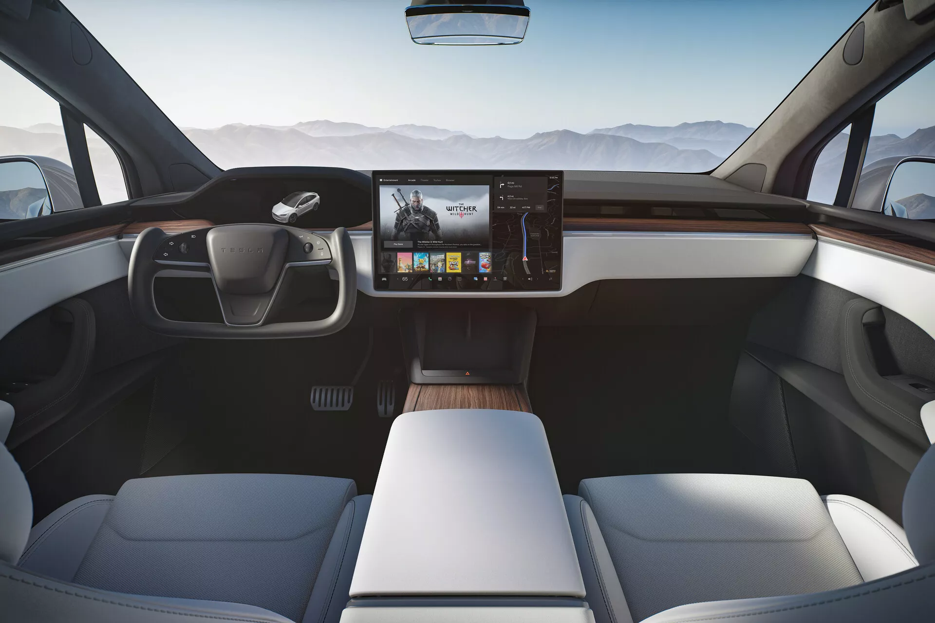 Notranjost modernega Tesla Model-X 2021 facelift izdaja, ujeta iz osrednjega zadnjega kota, prikazuje celotno sprednjo kabino. Panoramski posnetek poudarja eleganten, minimalističen dizajn armaturne plošče z vodoravnimi lesenimi poudarki, izrazitim pravokotnim zaslonom na dotik infotainmenta in edinstven dvokrak volan z vgrajenimi občutljivimi območji na dotik. Prednji sedeži, obdelani v svetlem usnju, imajo sodoben dizajn z gladkimi površinami za luksuz in udobje. Minimalistična osrednja konzola in naravna svetloba, ki nakazuje velike okna, dodajata občutek prostornosti in prestiža.