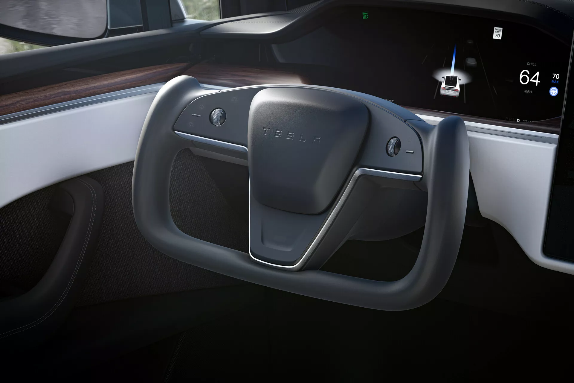 Notranji pogled na Tesla Model X 2021 (prva generacija facelift) predstavlja sodobno armaturno ploščo in značilen, netradicionalen pravokoten volan z zaobljenimi vogali, brez zgornjega dela, s funkcijskimi gumbi. Digitalni zaslon prikazuje hitrost vozila pri 64 mph in zunanjo temperaturo pri 70°F, kar poudarja napredne tehnološke funkcije. Minimalistični leseni poudarki in odsotnost tradicionalnih merilnikov poudarjajo čist dizajn osredotočen na digitalno interakcijo.
