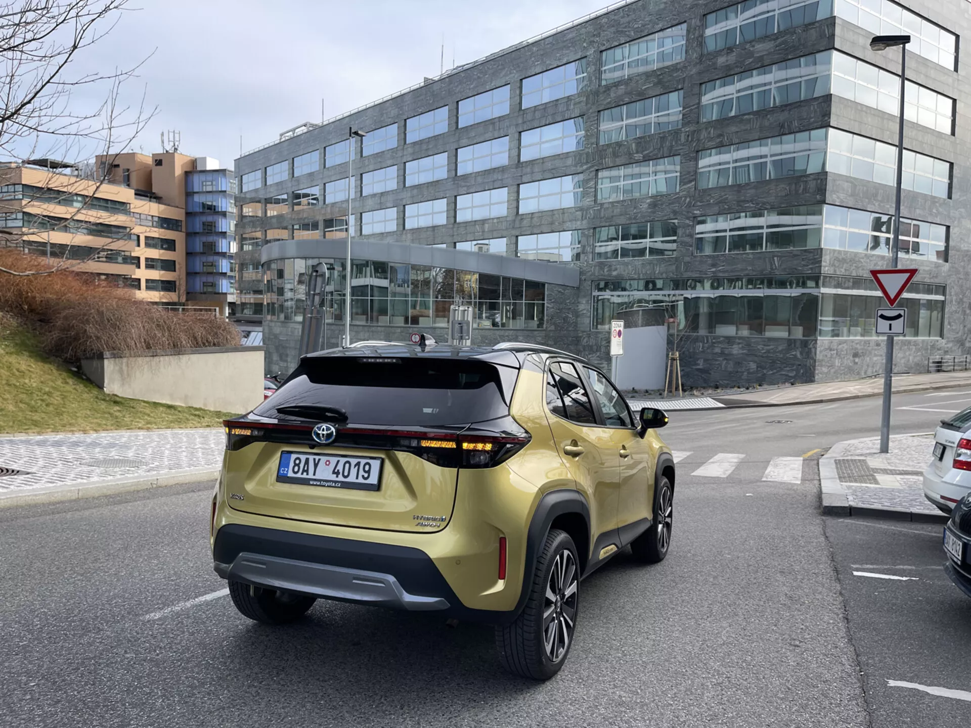 Kompaktni crossover SUV Toyota Yaris-Cross 2021 v akciji, ki prikazuje svojo elegantno srebrno zasnovo, zmogljivosti na cesti in ekološko hibridno tehnologijo