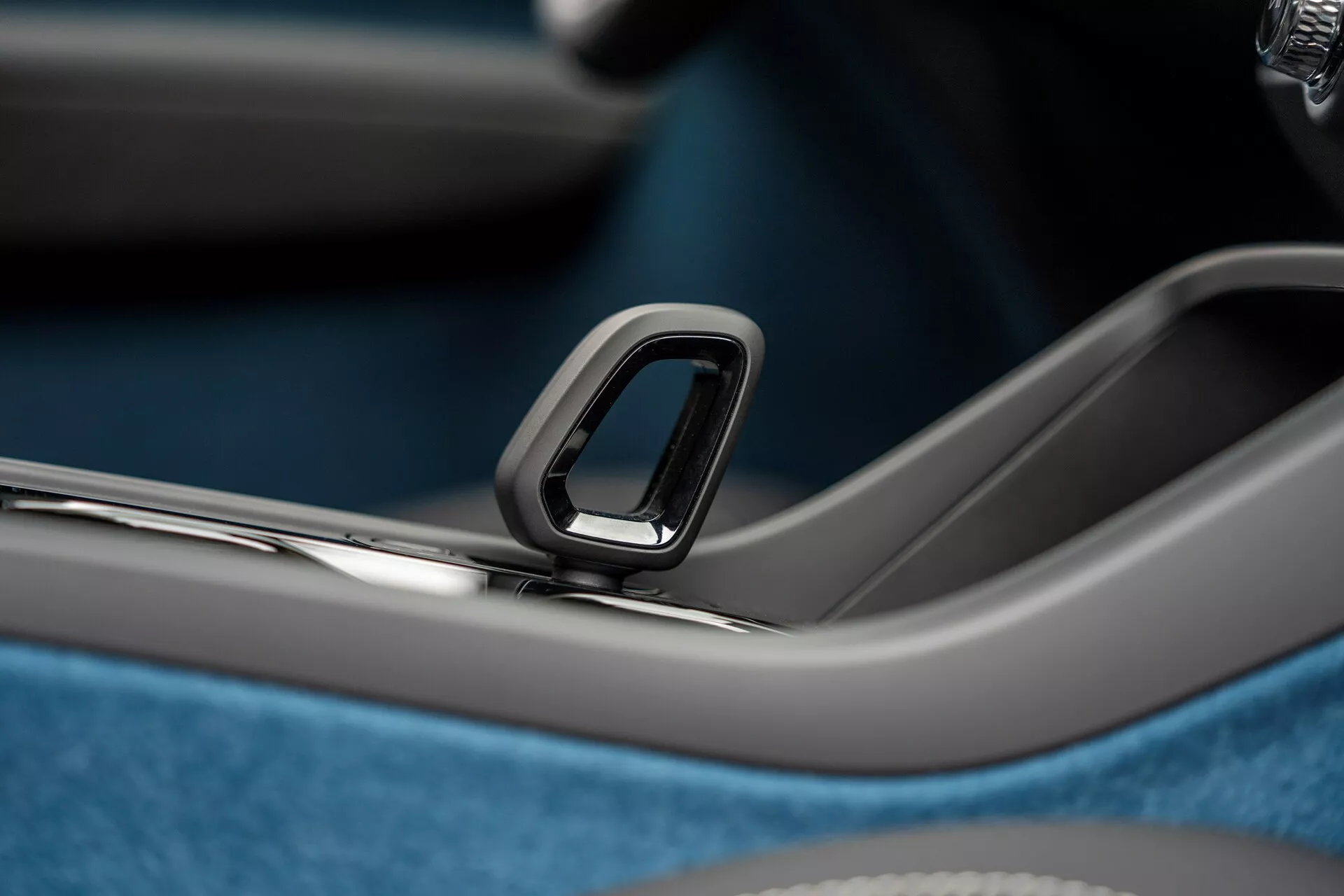 Prva generacija Volvo C40 2021, ki prikazuje eleganten dizajn, vrhunsko notranjost in napreden električni pogonski sklop na sodobnem urbanem ozadju