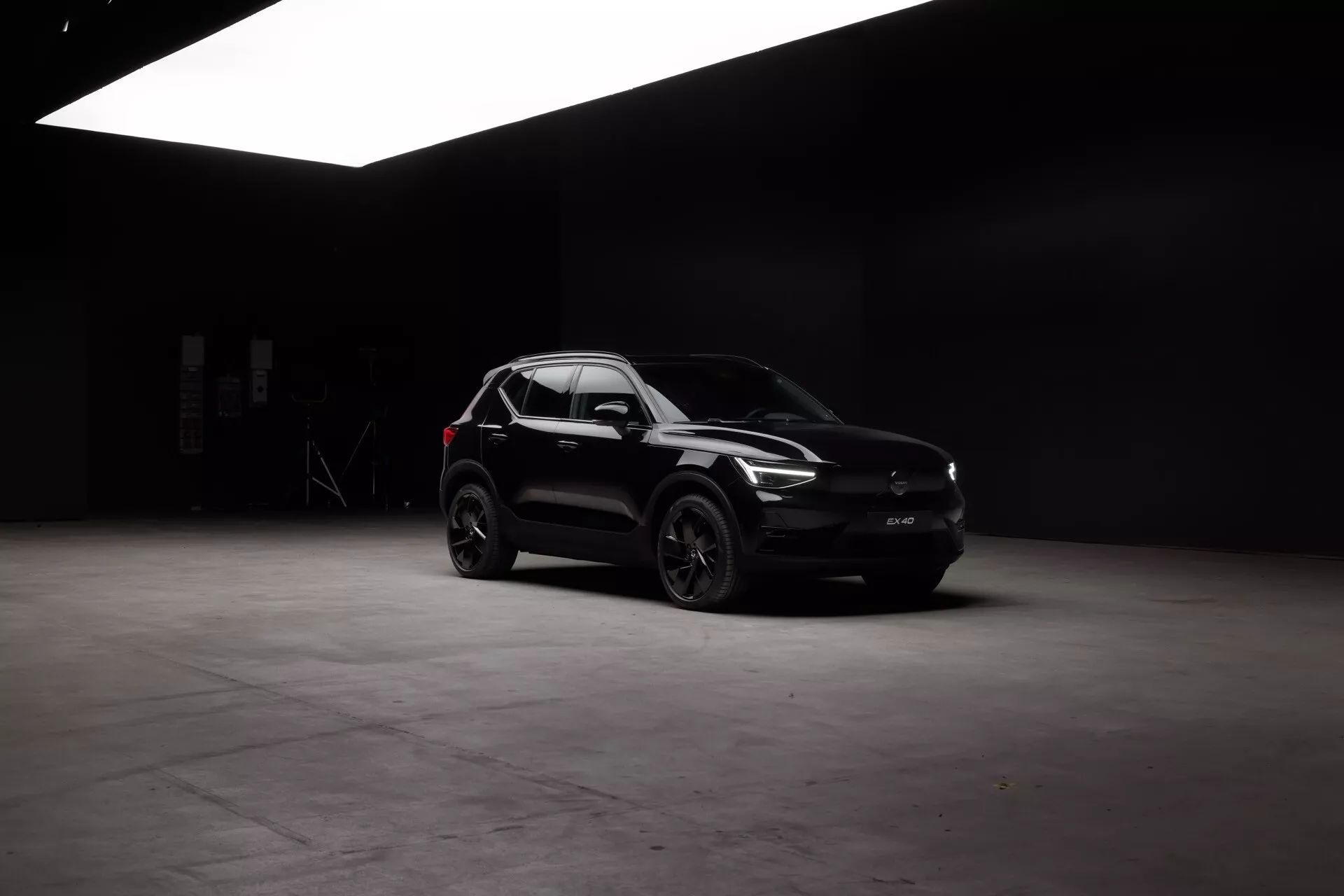 Volvo EX40 2024 1. generacije predstavlja svoj eleganten dizajn, napredne varnostne funkcije in okolju prijazno tehnologijo