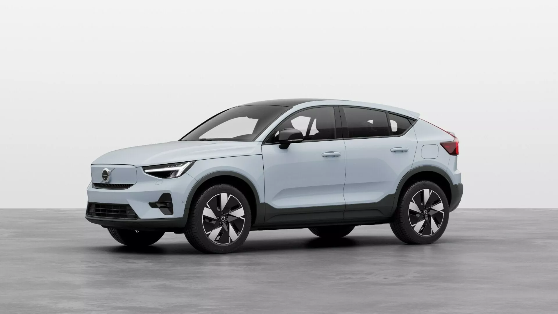 Stranski profil Volvo EX40 prve generacije 2024 v studijskem okolju, ki poudarja dinamično silhueto, lita platišča, dvobarvno lakiranje, LED žaromete in crossover dizajn
