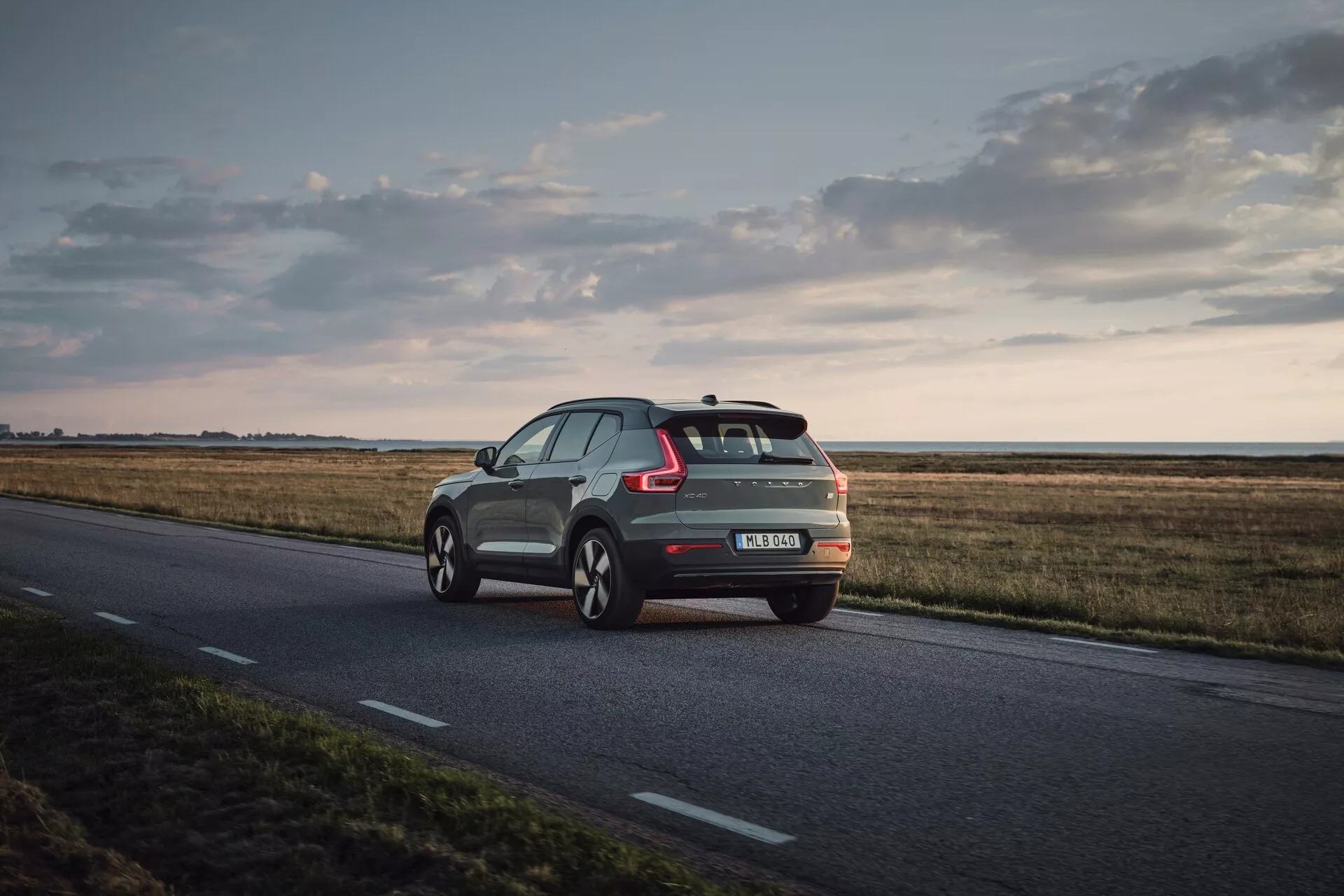 Volvo EX40 2024 1. generacije z elegantnim skandinavskim dizajnom, vrhunsko varnostno tehnologijo in okolju prijaznim električnim pogonom