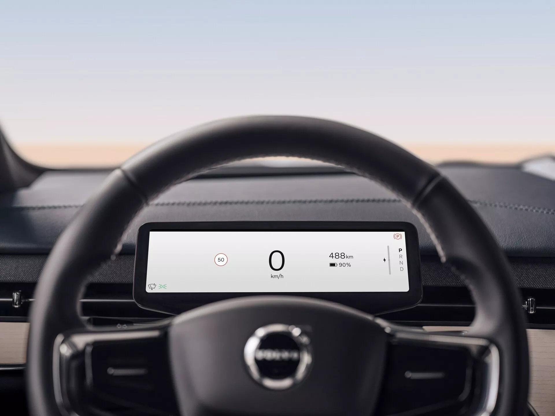 Notranjost Volvo EX90 2023 s poudarkom na usnjenem volanu in digitalni armaturni plošči, ki prikazuje hitrost in domet baterije