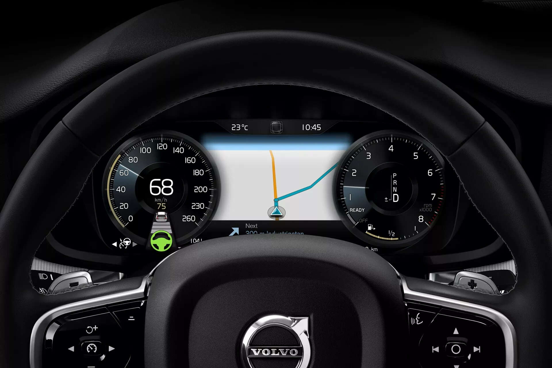 Pogled z voznikove perspektive na notranjost, ki prikazuje volan in armaturno ploščo v vozilu Volvo S60-V60 2018 (3. generacija). Poudarek je na ergonomski zasnovi, volanu iz usnja z večfunkcijskimi gumbi in visoko ločljivosti digitalnega instrumentnega panela, ki prikazuje hitrost, navigacijski zemljevid in indikatorje stanja vozila.