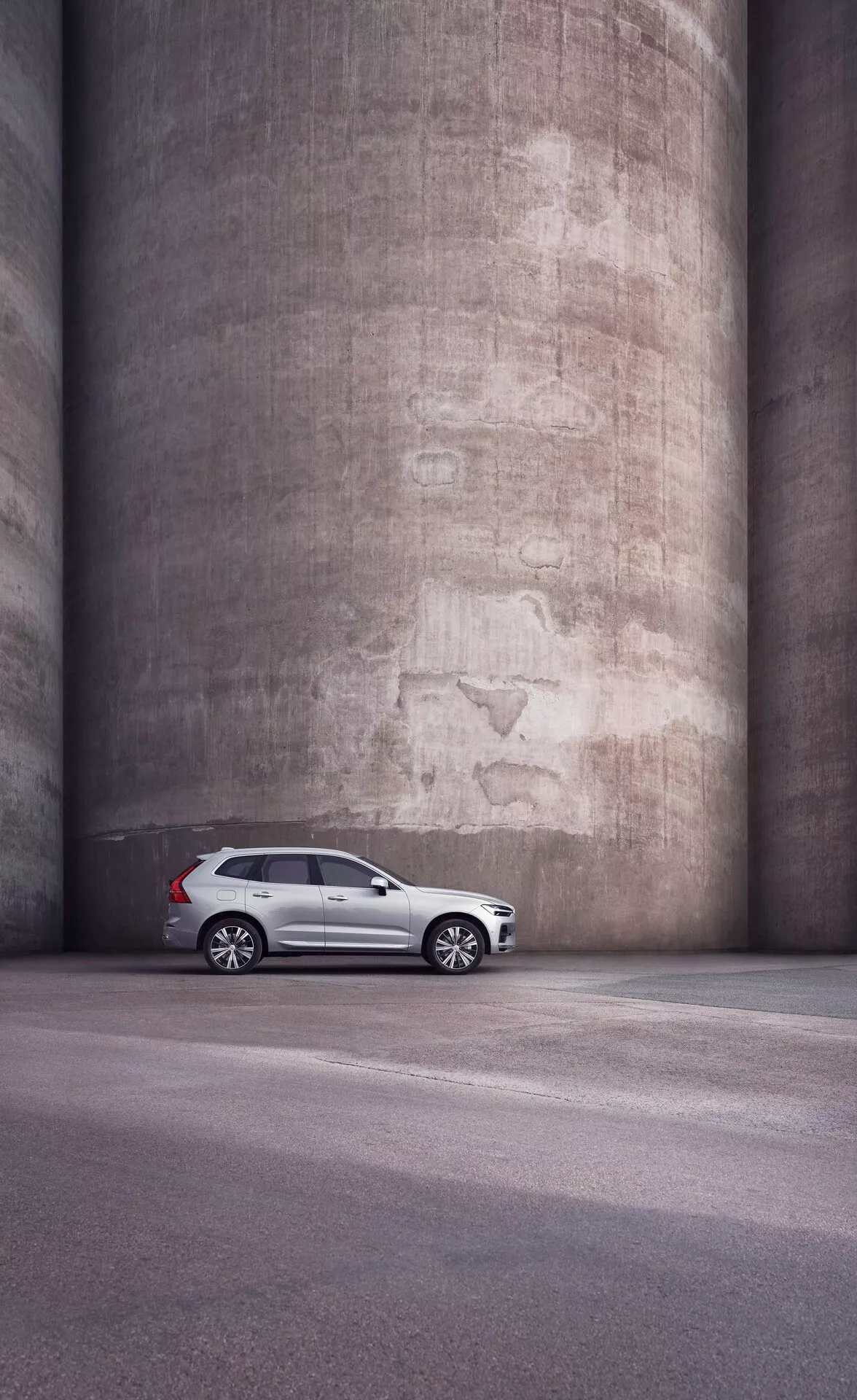 Volvo XC60 2021 druge generacije facelift, s elegantno skandinavsko zasnovo, napredno varnostno tehnologijo in luksuzno notranjost