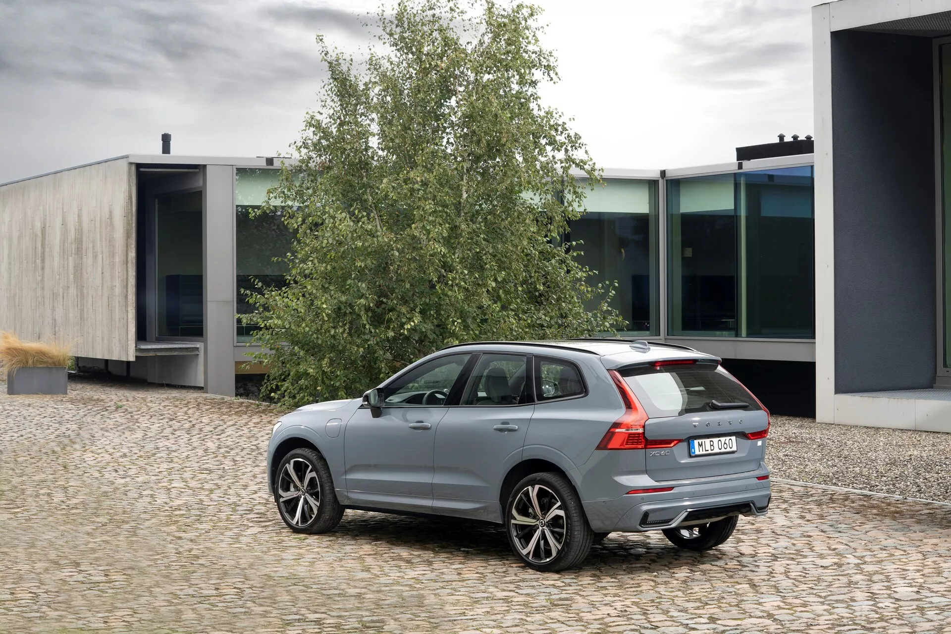 Razkošen srednje velik SUV Volvo XC60 2021 (facelift 2. generacije) s elegantno zasnovo, naprednimi varnostnimi funkcijami in sodobno tehnologijo