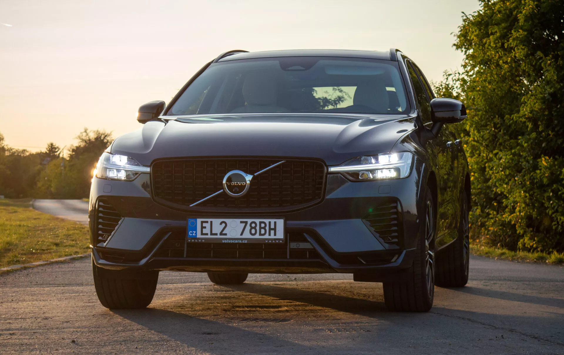 Hibridno vozilo na priključek Volvo XC60 Recharge iz leta 2021, pogled od spredaj pod kotom, ki poudarja rešetko, LED žaromete z oblikovanjem Thorjevega kladiva in napredne varnostne senzorje