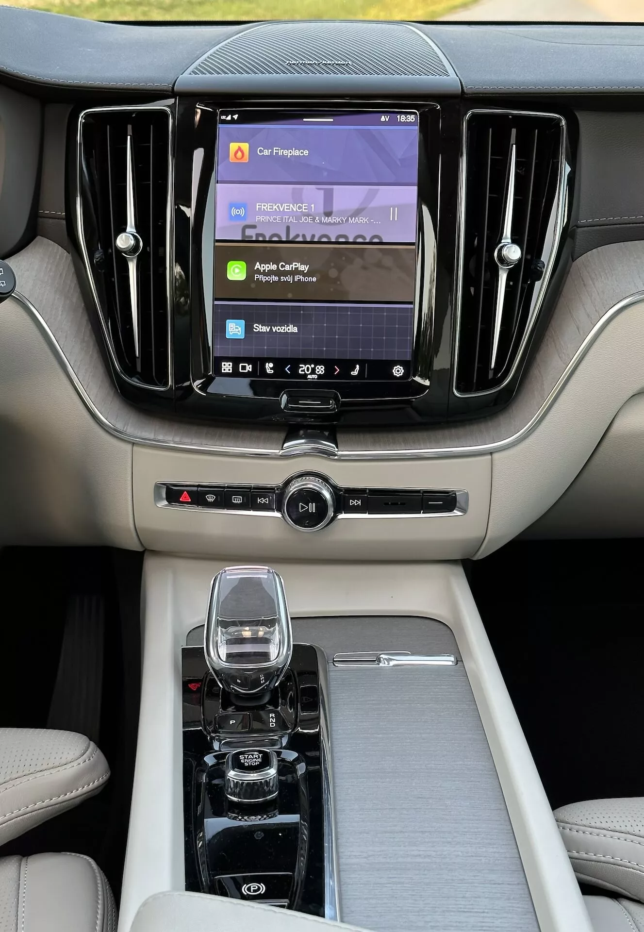 Notranjost Volva XC60 Recharge Plug-in Hybrid 2021 osredotočena na razkošno sredinsko konzolo in armaturno ploščo z najmodernejšim informacijsko-zabavnim sistemom in visokokakovostnimi materiali iz perspektive zadnjega sedeža