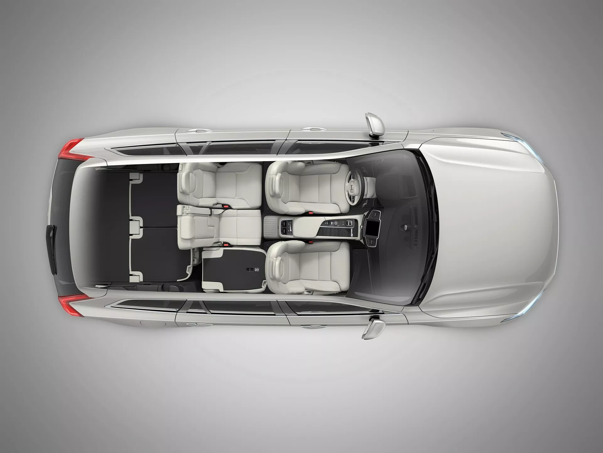 Pogled od zgoraj na Volvo XC90 2015 (2. generacija), ki prikazuje streho, pokrov motorja, prtljažnik in okna. Značilnosti vključujejo centralno nameščeno strešno okno, obrisana okna in elegantno linijo strehe, ki nakazuje aerodinamično učinkovitost. Silhueta vozila razkriva štirivratni limuzino z dvovrstno razporeditvijo sedežev, ki sprejme do pet potnikov.