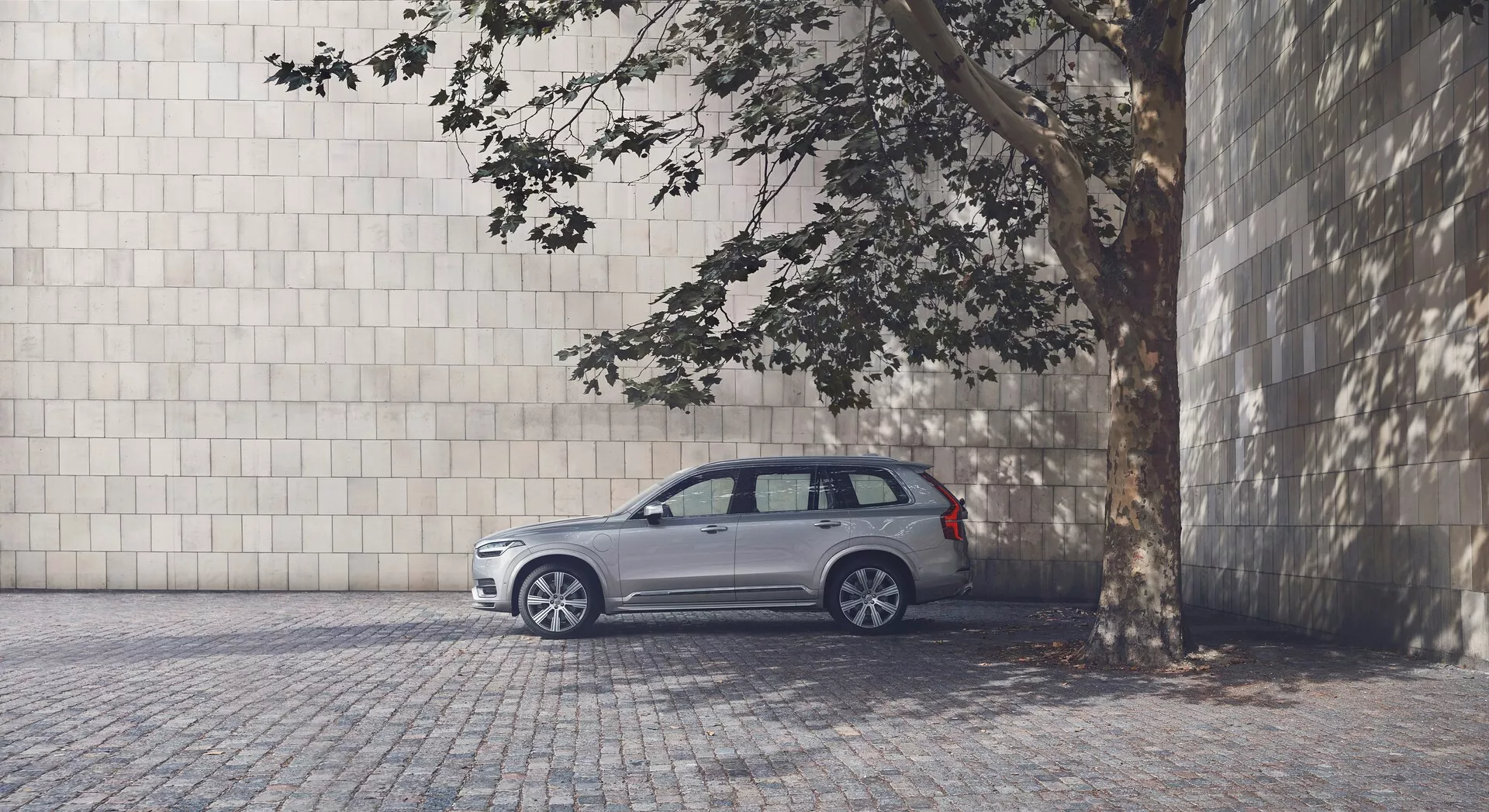 Volvo XC90 2015, druga generacija, elegantni in sodobni SUV s prepoznavno sprednjo rešetko, elegantnimi LED žarometi in razkošno notranjostjo.