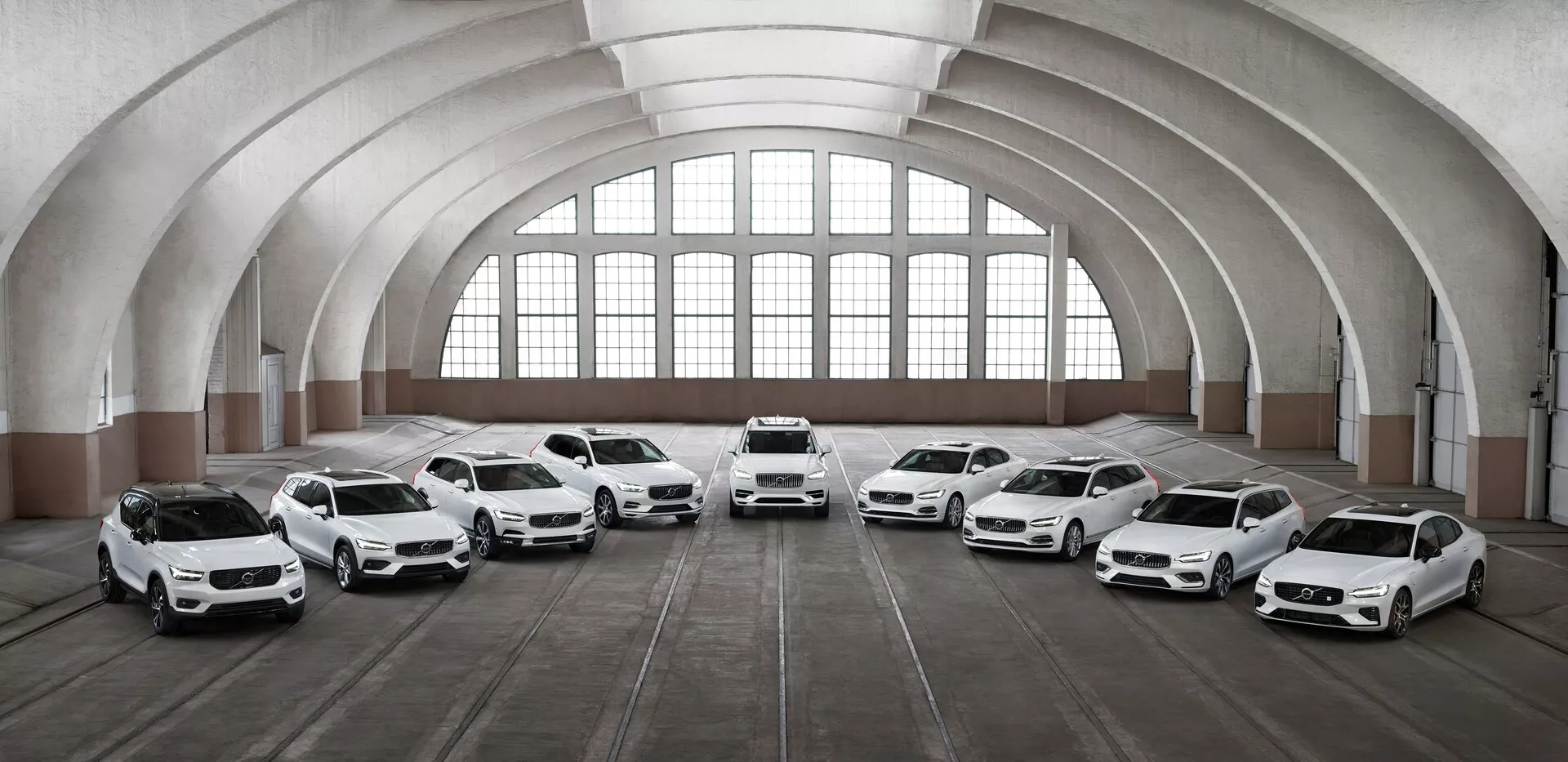 Volvo XC90 2015 (2. generacija) - Eleganten in modern SUV z elegantno zasnovo, izpopolnjenim notranjim delom, napredno tehnologijo, LED-žarometi in aerodinamičnim profilom