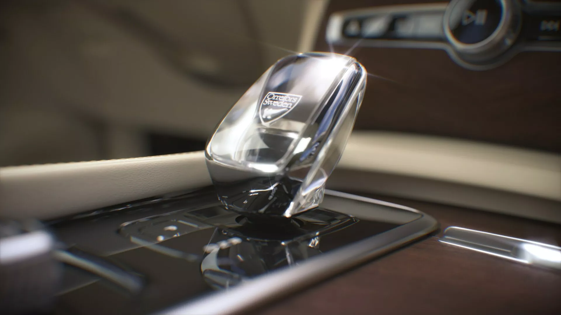 Podrobna slika notranjosti vozila Volvo XC90 iz leta 2015, ki prikazuje edinstven kristalen menjalnik na sijoči črni konzoli s srebrnimi poudarki, s poudarkom na luksuzu in sodobni tehnologiji v avtomobilskem notranjem oblikovanju.