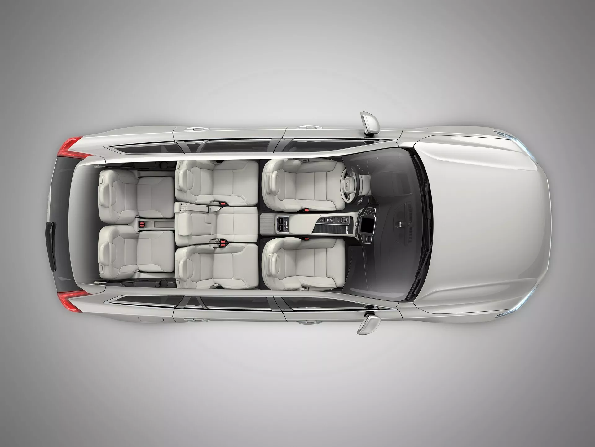 Pogled od zgoraj na Volvo XC90 iz leta 2015 (2. generacija), ki prikazuje streho s sončno streho ali moonroofom, štiri vrata z vgrajenimi ročaji in trosedno razporeditev sedežev za sedem potnikov, kar nakazuje na sodoben dizajn in konfiguracijo z volanom na levi strani.