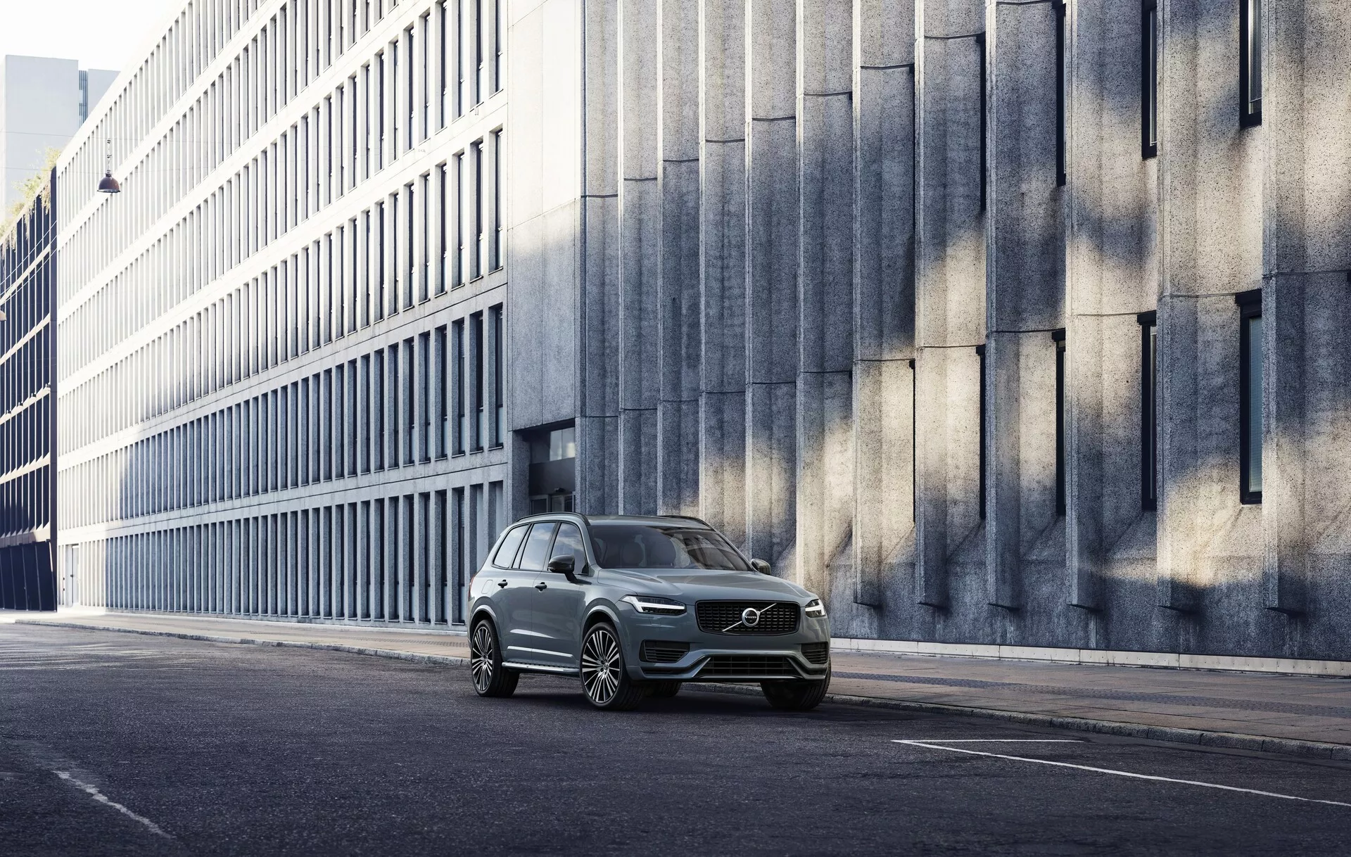 Volvo XC90 2015 (2. generacija), premium srednje velik luksuzen SUV, z elegantnim skandinavskim dizajnom, drzno prednjo masko, elegantnimi LED žarometi, sofisticiranimi kromiranimi poudarki, prostorno usnjeno notranjostjo, napredno varnostno tehnologijo in vrhunskim sistemom za informiranje in zabavo.