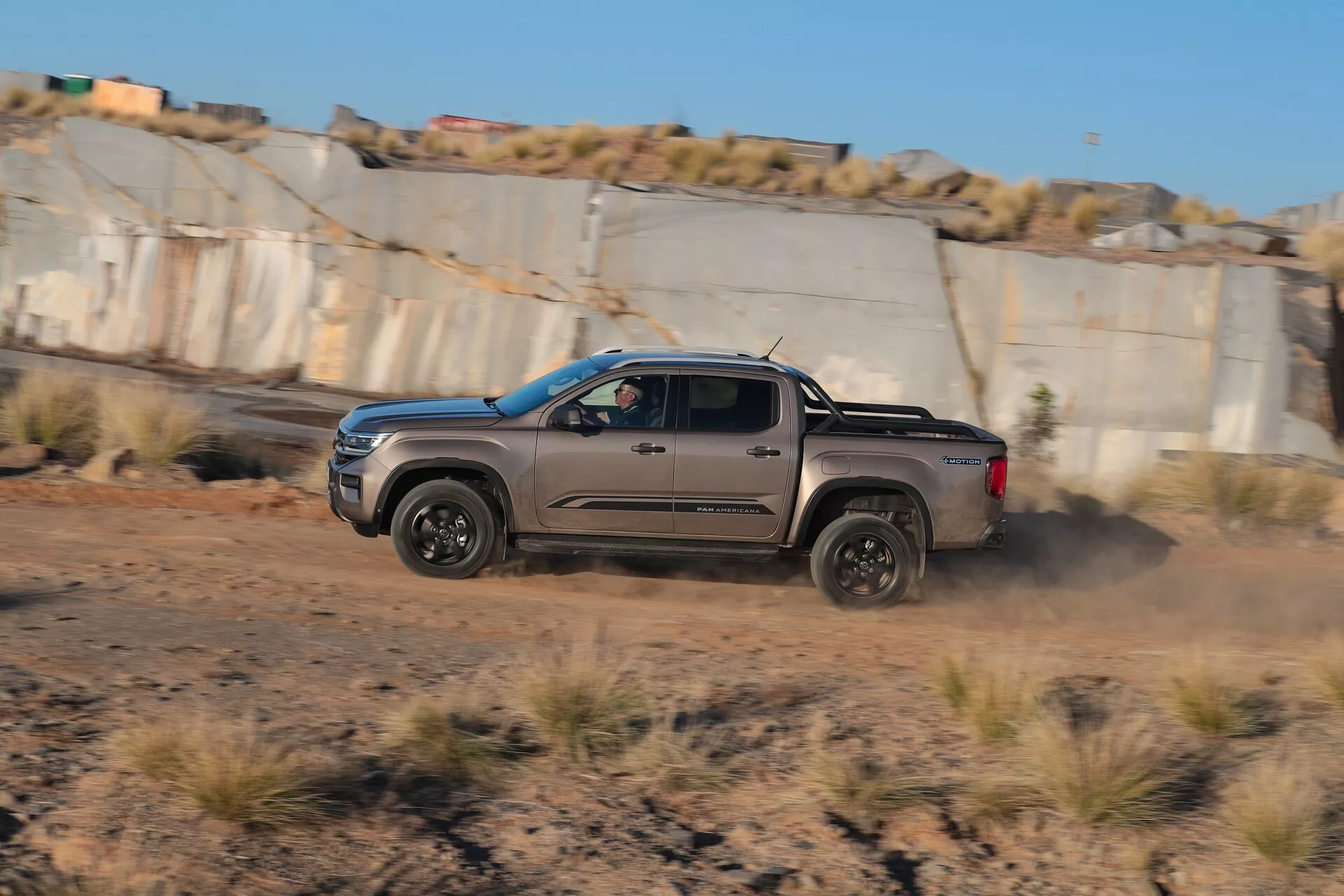 Poltovornjak VW Nutzfahrzeuge Amarok 2023 (2. generacija), ki prikazuje robustno zasnovo, izboljšane terenske zmogljivosti in napredne tehnološke značilnosti v prefinjenem zunanjem videzu.