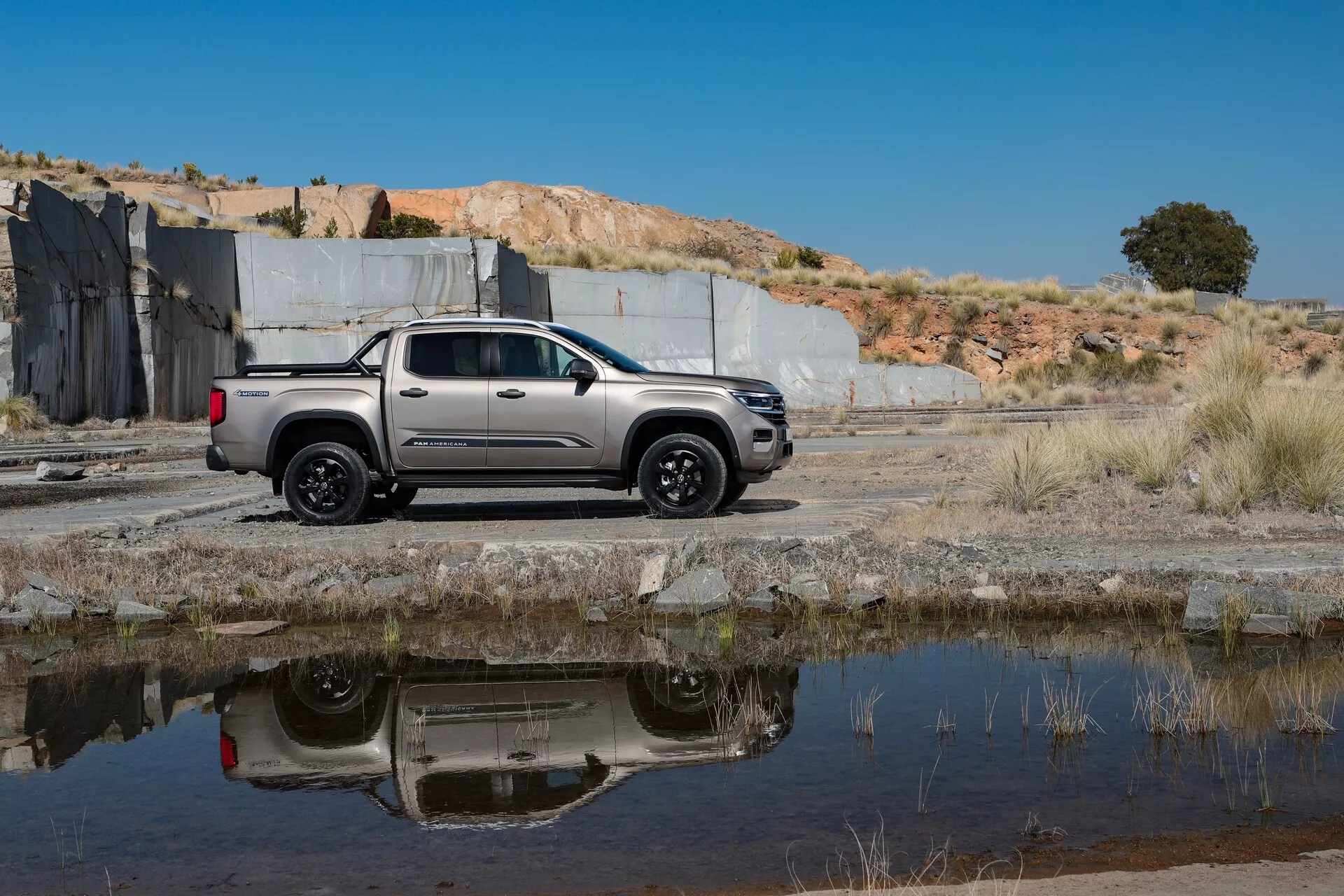 Visokoločljivostna slika druge generacije VW Nutzfahrzeuge Amarok 2023, ki prikazuje eleganten dizajn in napredne funkcije
