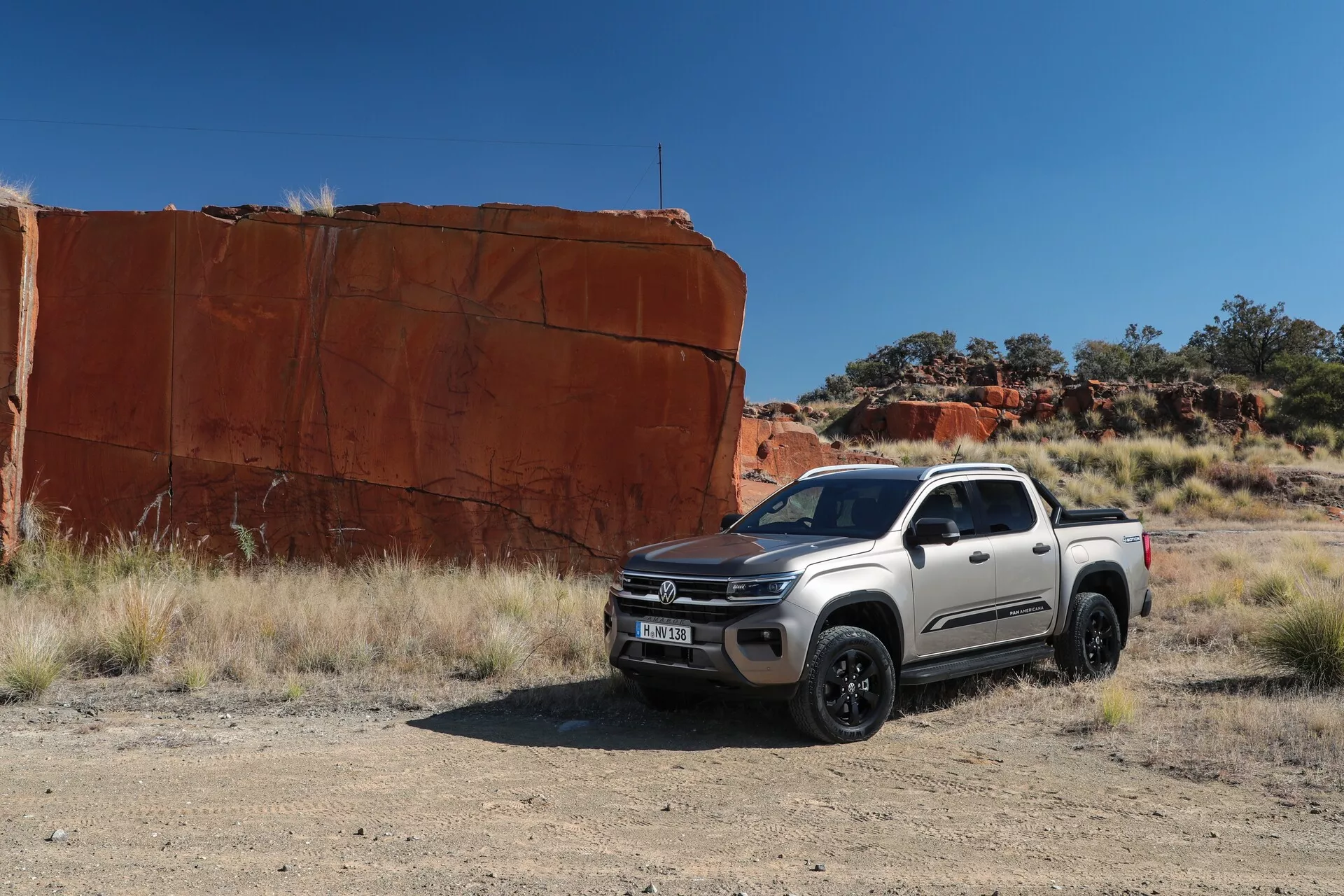 Druga generacija Volkswagen Nutzfahrzeuge Amarok 2023, ki poudarja njegovo robustno zasnovo, brezmadežno belo barvo in močne zmogljivosti na težkem terenu.