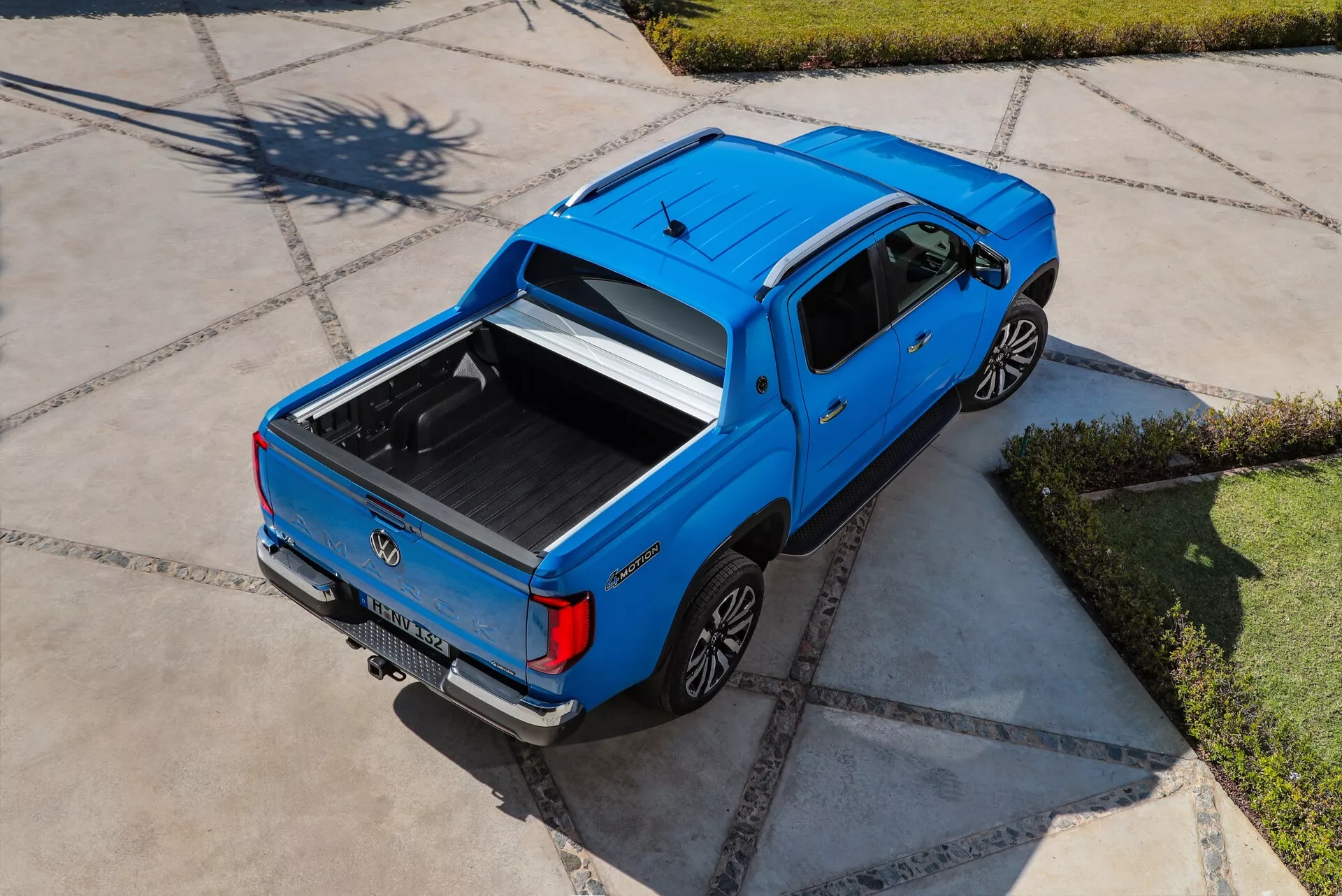Volkswagen Amarok 2. generacije 2023 - Eleganten dizajn pickupa z modernimi žarometi, robustno sprednjo rešetko in naprednimi zmogljivostmi za terensko vožnjo.