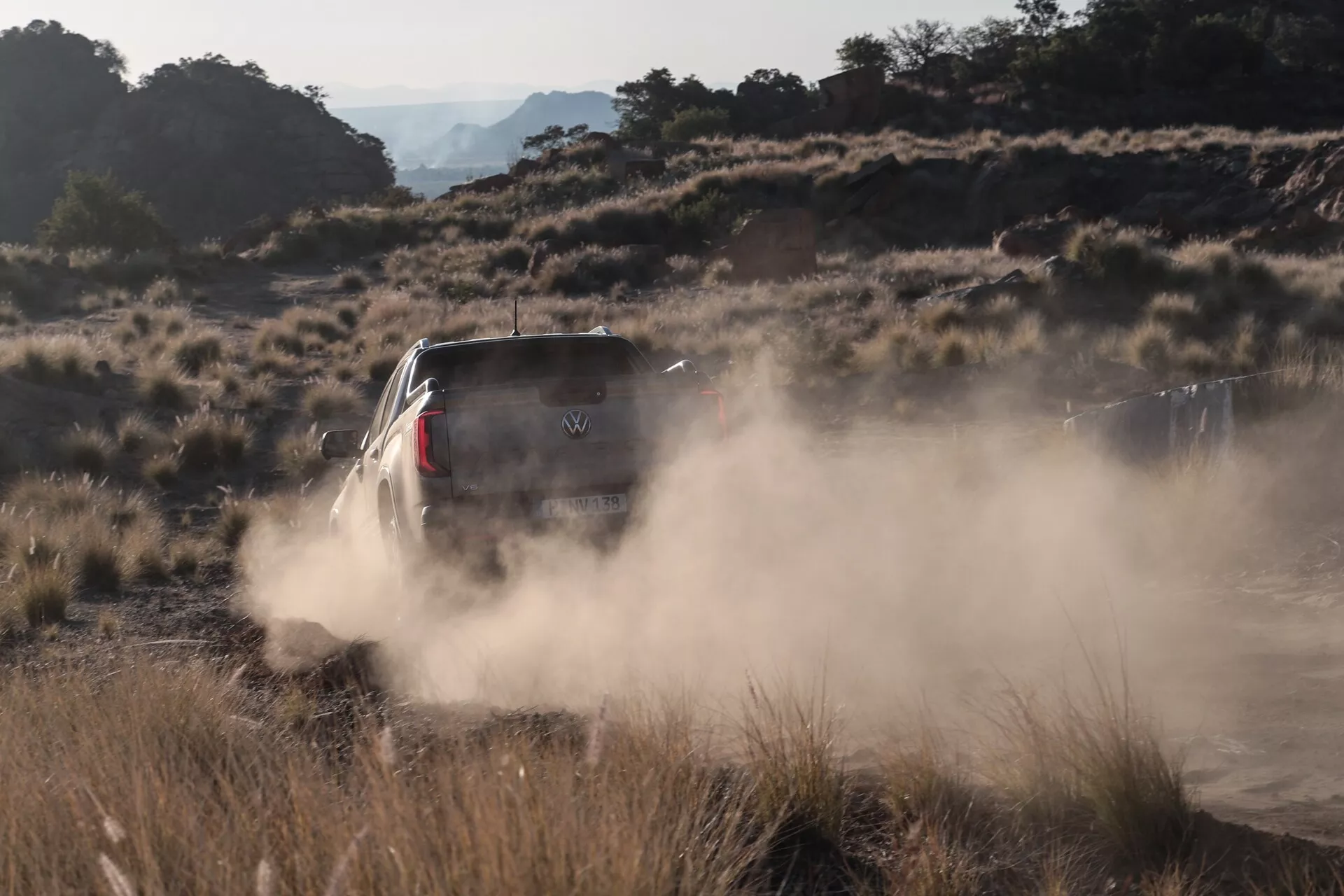 Volkswagen Amarok 2023 druge generacije prikazuje svojo robustno zunanjo zasnovo, napredne LED žaromete in najsodobnejše varnostne funkcije.