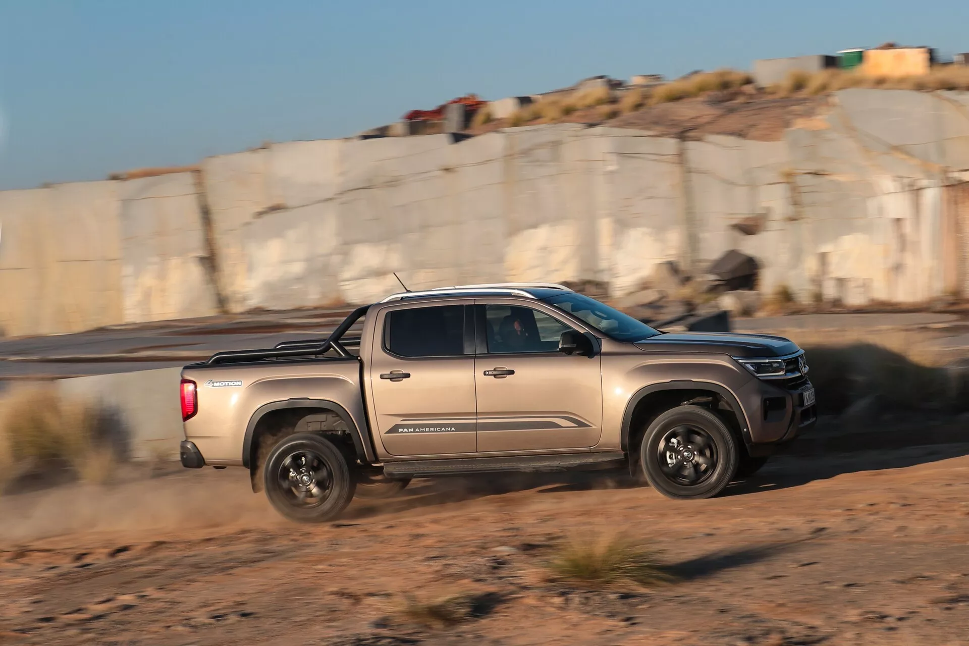 VW Nutzfahrzeuge Amarok 2023 druga generacija – eleganten črn pickup s trdnimi terenskimi zmogljivostmi, modernimi LED žarometi, aerodinamično zasnovo in naprednimi sistemi za pomoč vozniku.