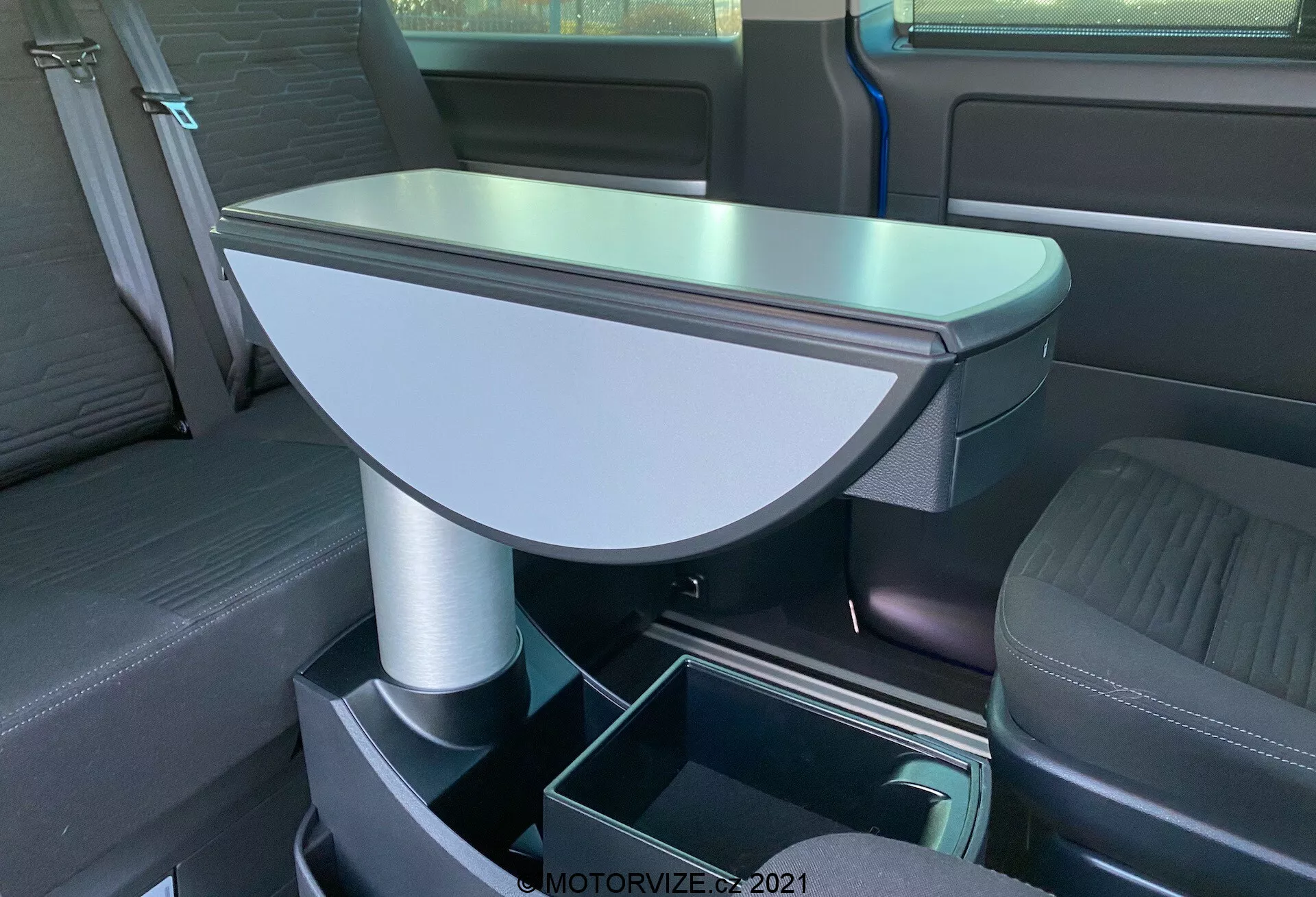 Sprednji pogled na VW Nutzfahrzeuge Transporter 2019 T6.1 Multivan s sodobnimi linijami, kromiranimi poudarki in ikonično značko VW