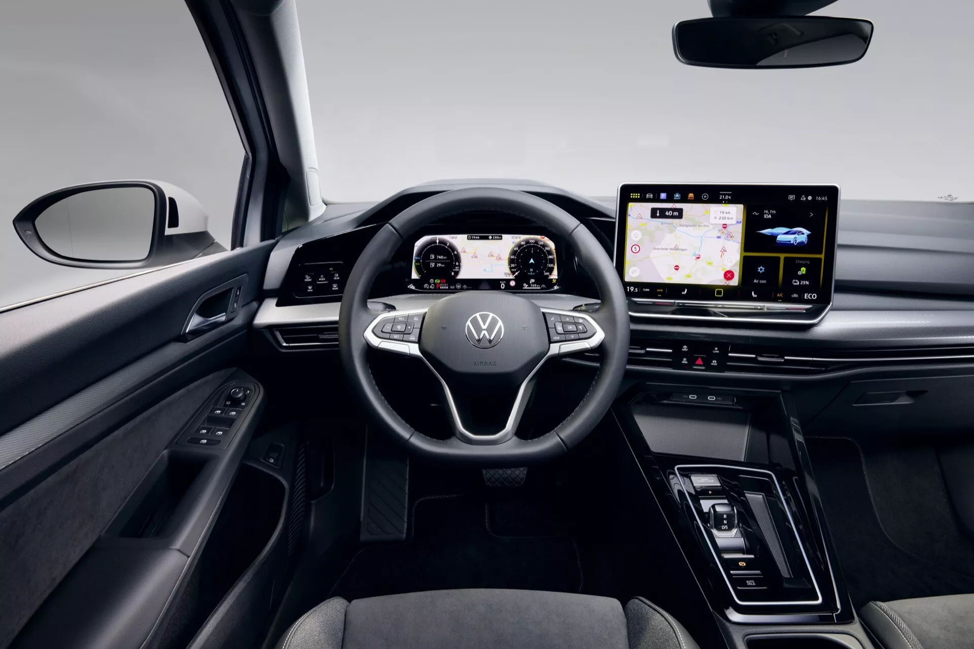 Notranji pogled VW Golf VIII-Facelift 2024 z osvetlitvijo armaturne plošče voznika, digitalnega instrumentnega sklopa in širokozaslonskega sistema za informacije in zabavo iz perspektive zadnjega potnika