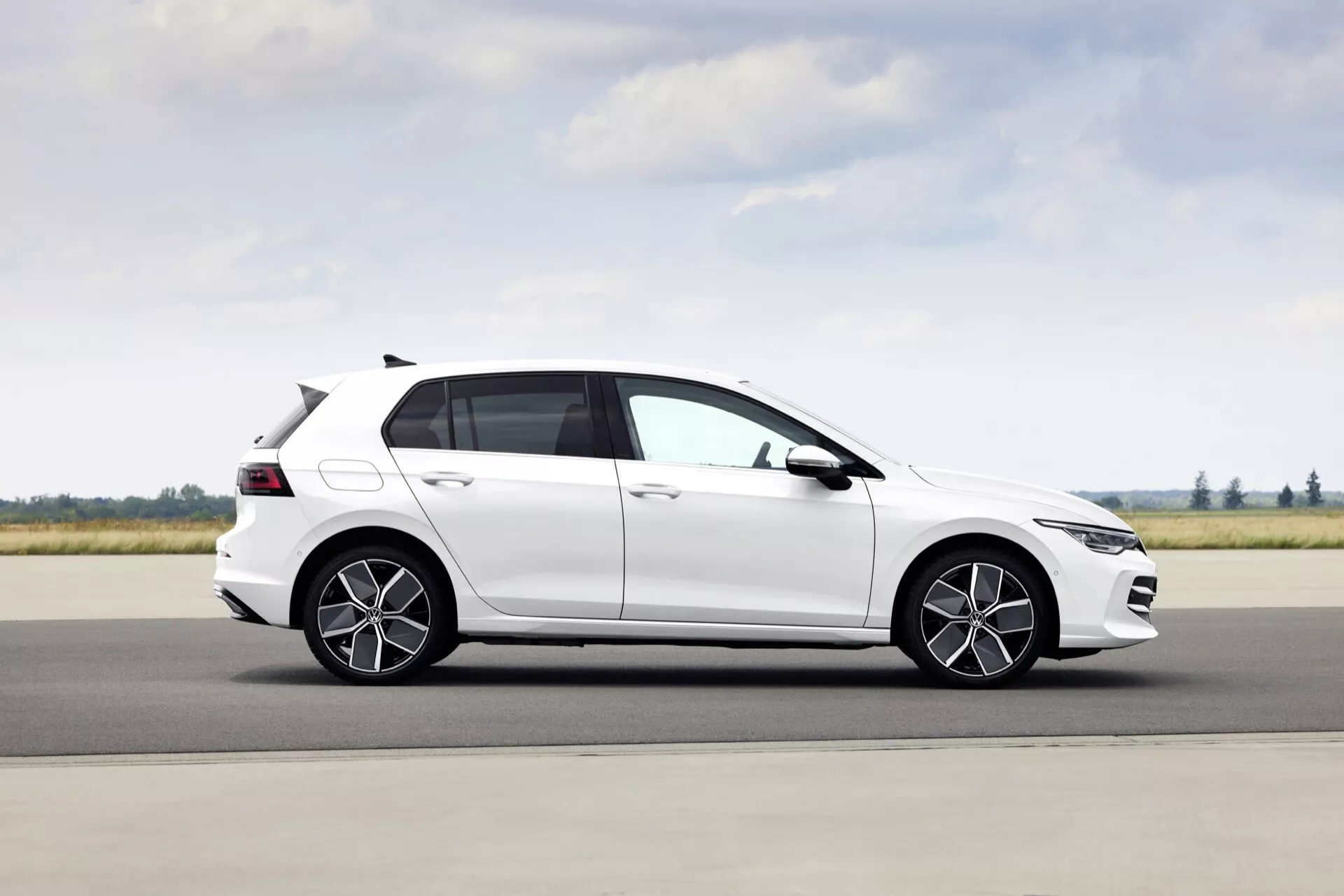 Obnovljeni Volkswagen Golf VIII za leto 2024 z nadgrajenim dizajnom in napredno tehnologijo