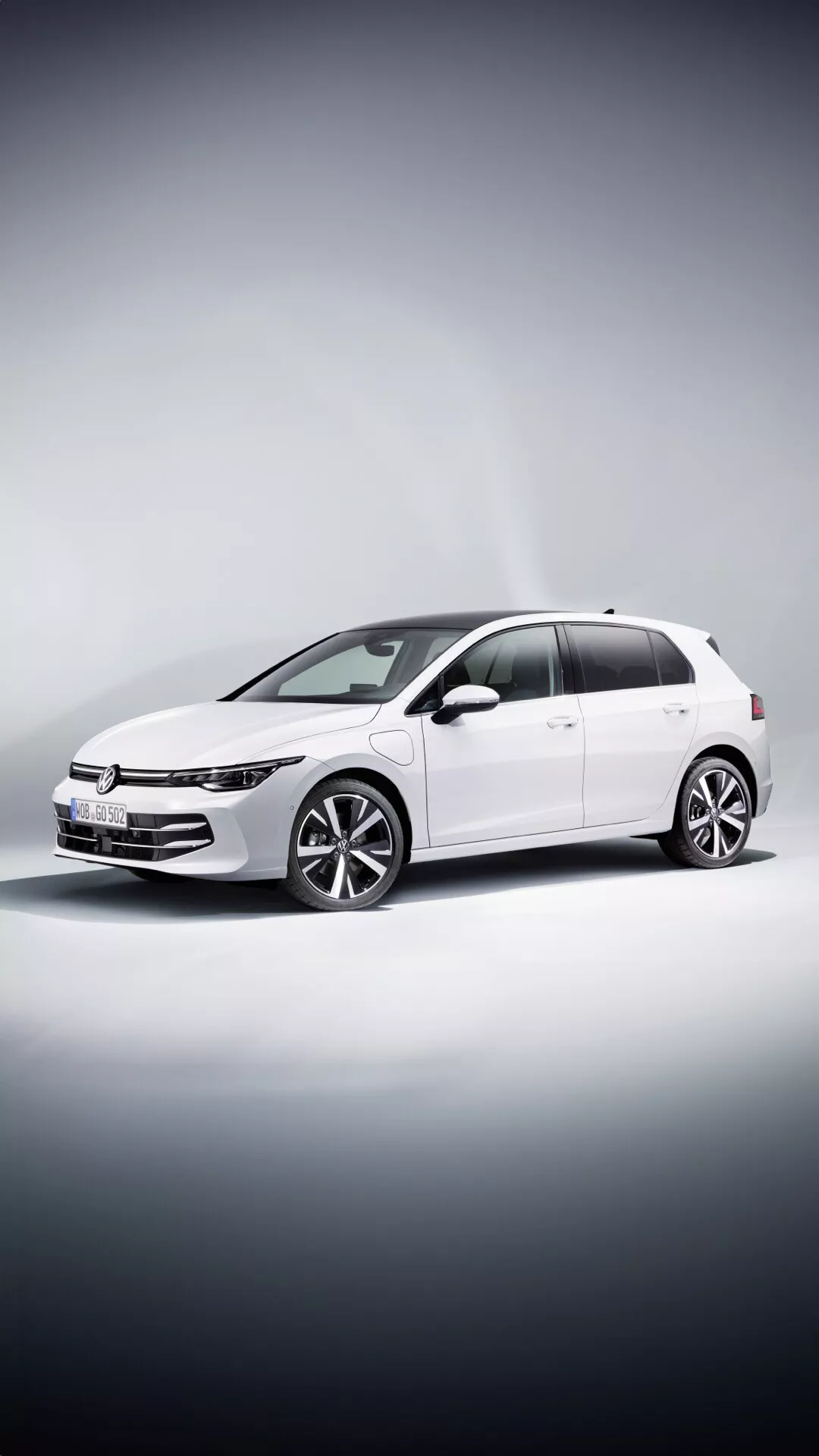 VW Golf 2024 (VIII Facelift) prikazuje svojo aerodinamično sprednjo rešetko, LED žaromete, oblikovani pokrov motorja in stilski stranski profil z litimi kolesi, iz perspektive tri četrt spredaj, ki poudarja njegov dizajn in napredne značilnosti.
