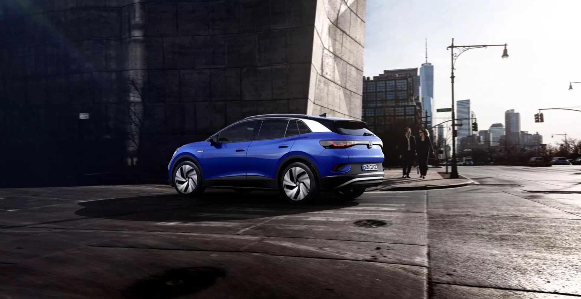 Električni SUV VW ID.4 prve generacije iz leta 2020 v dinamični vožnji, ki prikazuje svojo elegantno obliko in inovativno električno tehnologijo