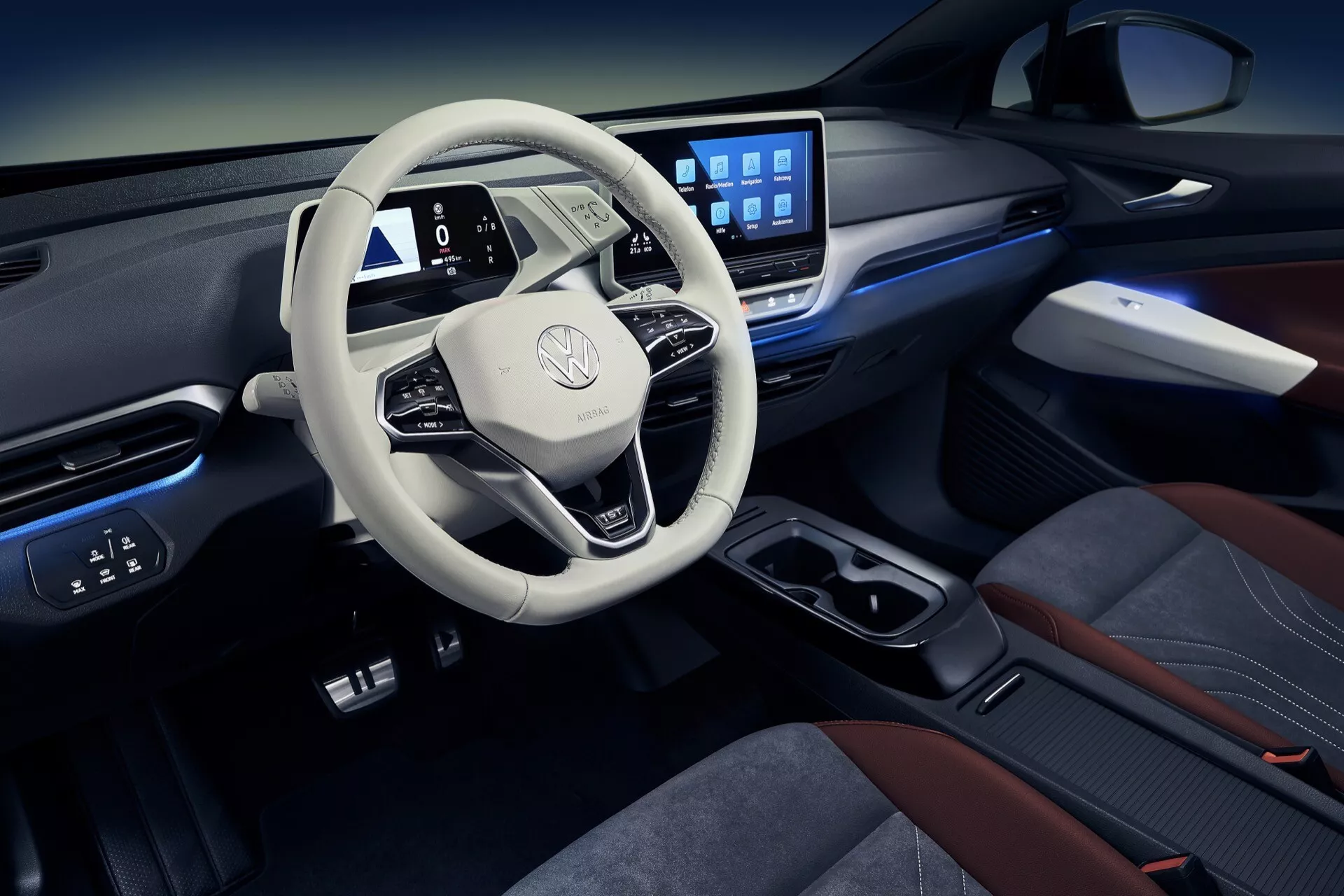Električni SUV VW ID.4 1. generacije letnik 2020 v živahni modri barvi z aerodinamičnim dizajnom in modernimi LED žarometi