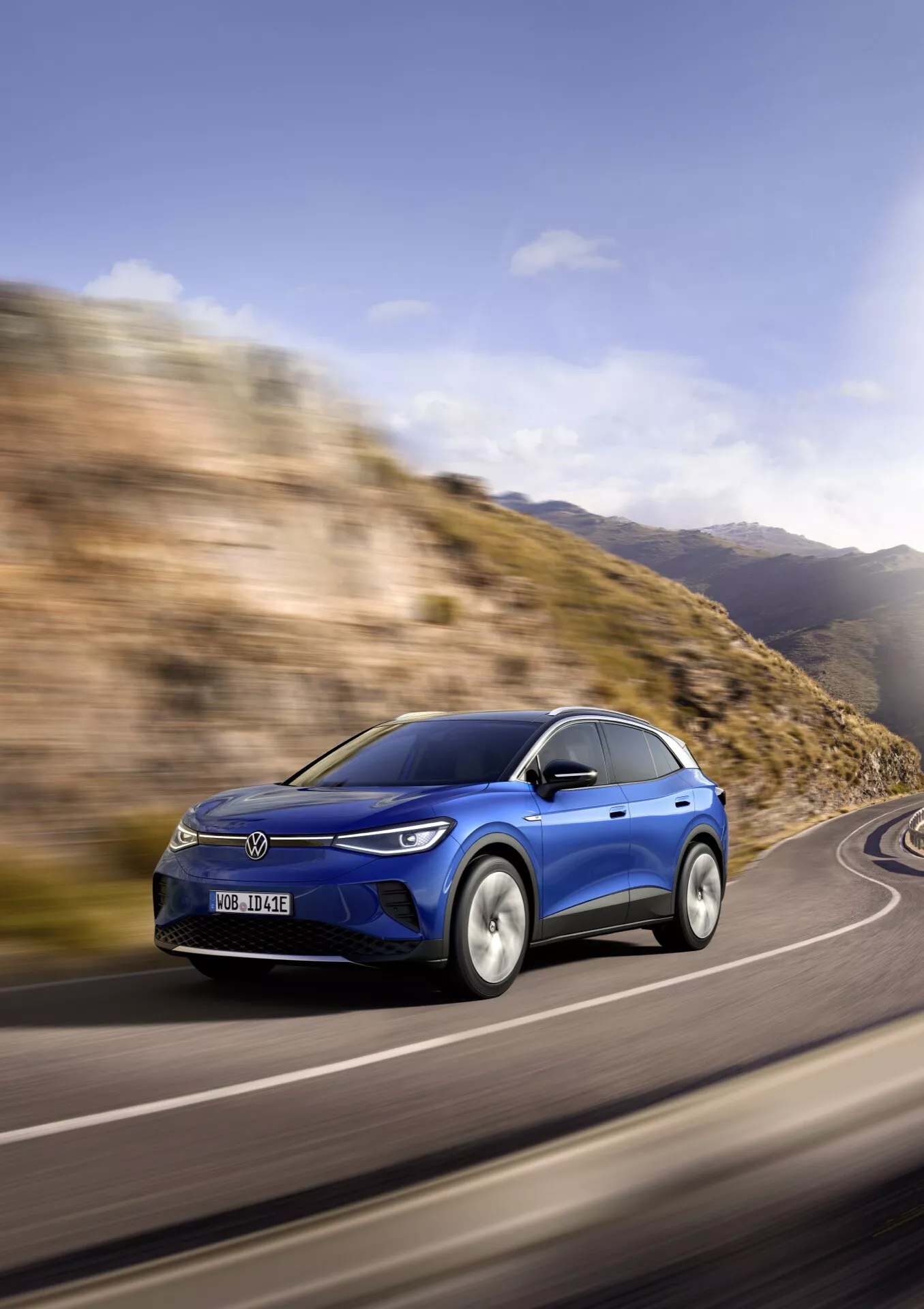 Volkswagen ID.4 prve generacije leta 2020 v izjemnem srebru, ki prikazuje svoj eleganten dizajn, aerodinamično obliko in inovativno električno tehnologijo